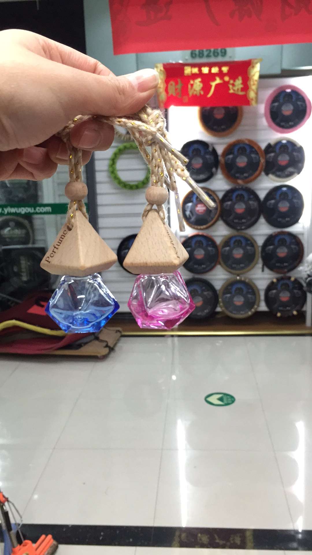 6ml彩色菱形车用挂件 厂家直销
可定制logo 量大价优细节图