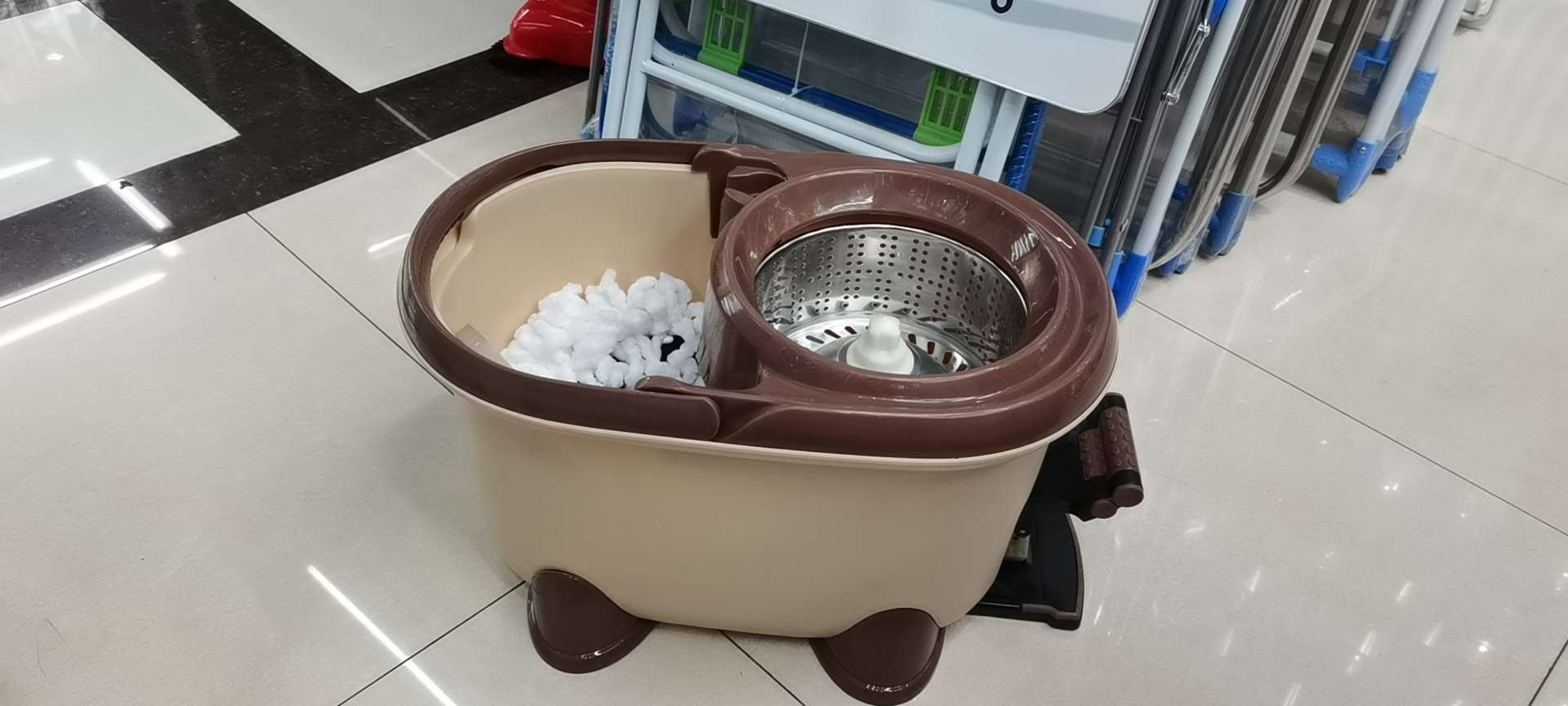 The foot on the mop bucket the lazy man's mop hands can press the foot on the mop thumbnail