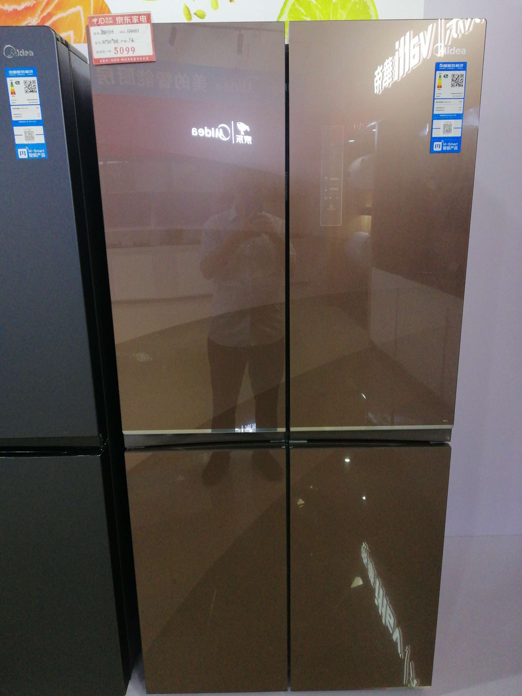 The 476-liter refrigerator and appliances from Midea are luxurious