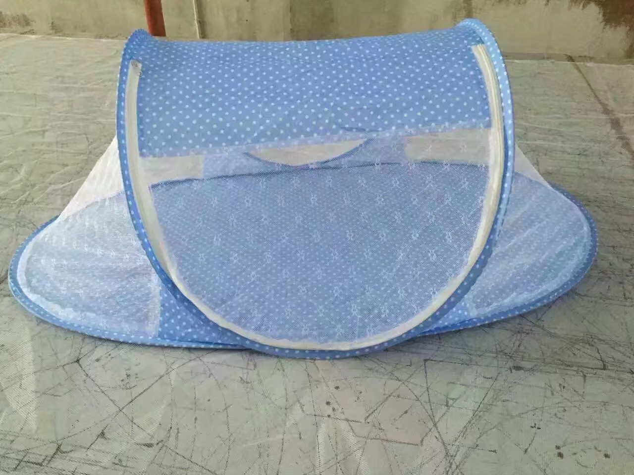点子布婴儿床