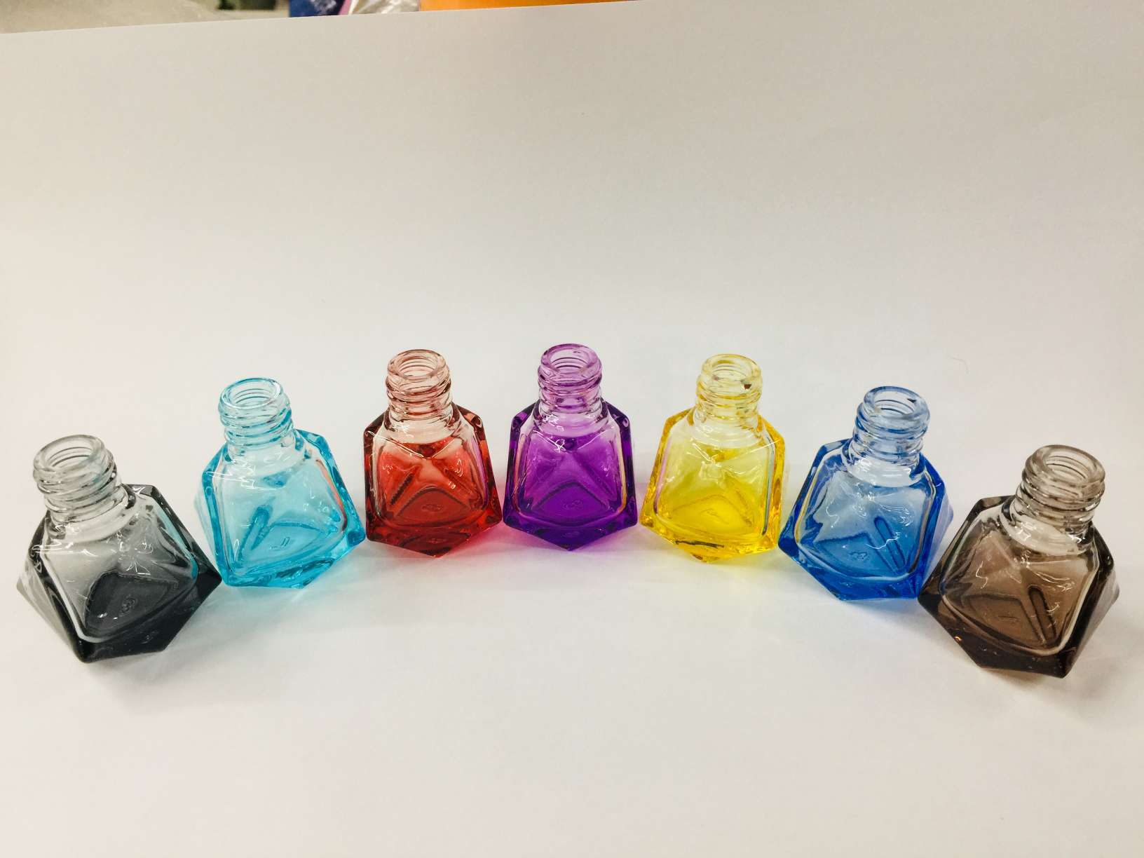 6ml彩色菱形车用挂件 厂家直销
可定制logo 量大价优白底实物图