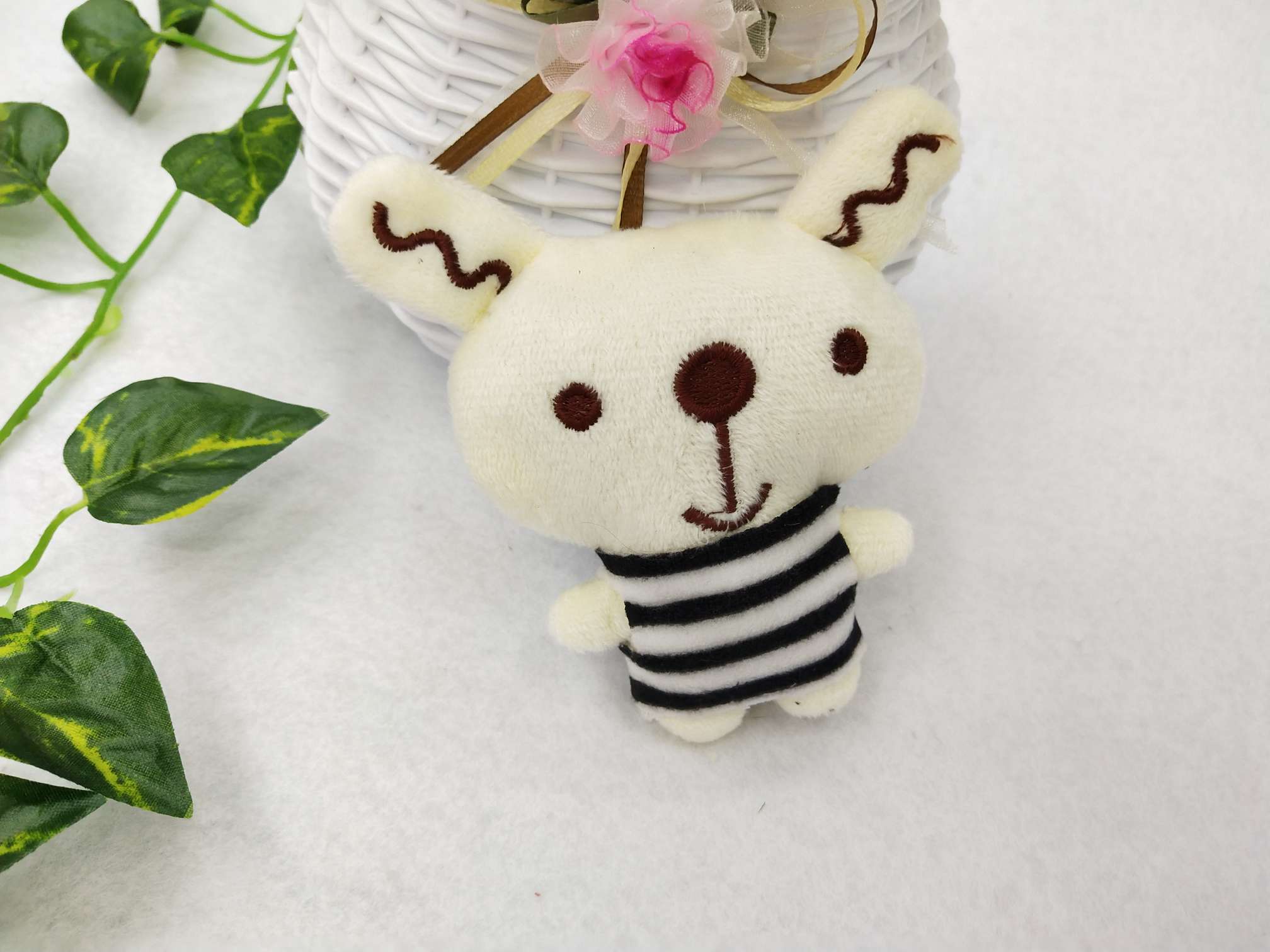 毛绒卡通配饰服装，鞋子，发带，围巾，帽子，服装辅料细节图