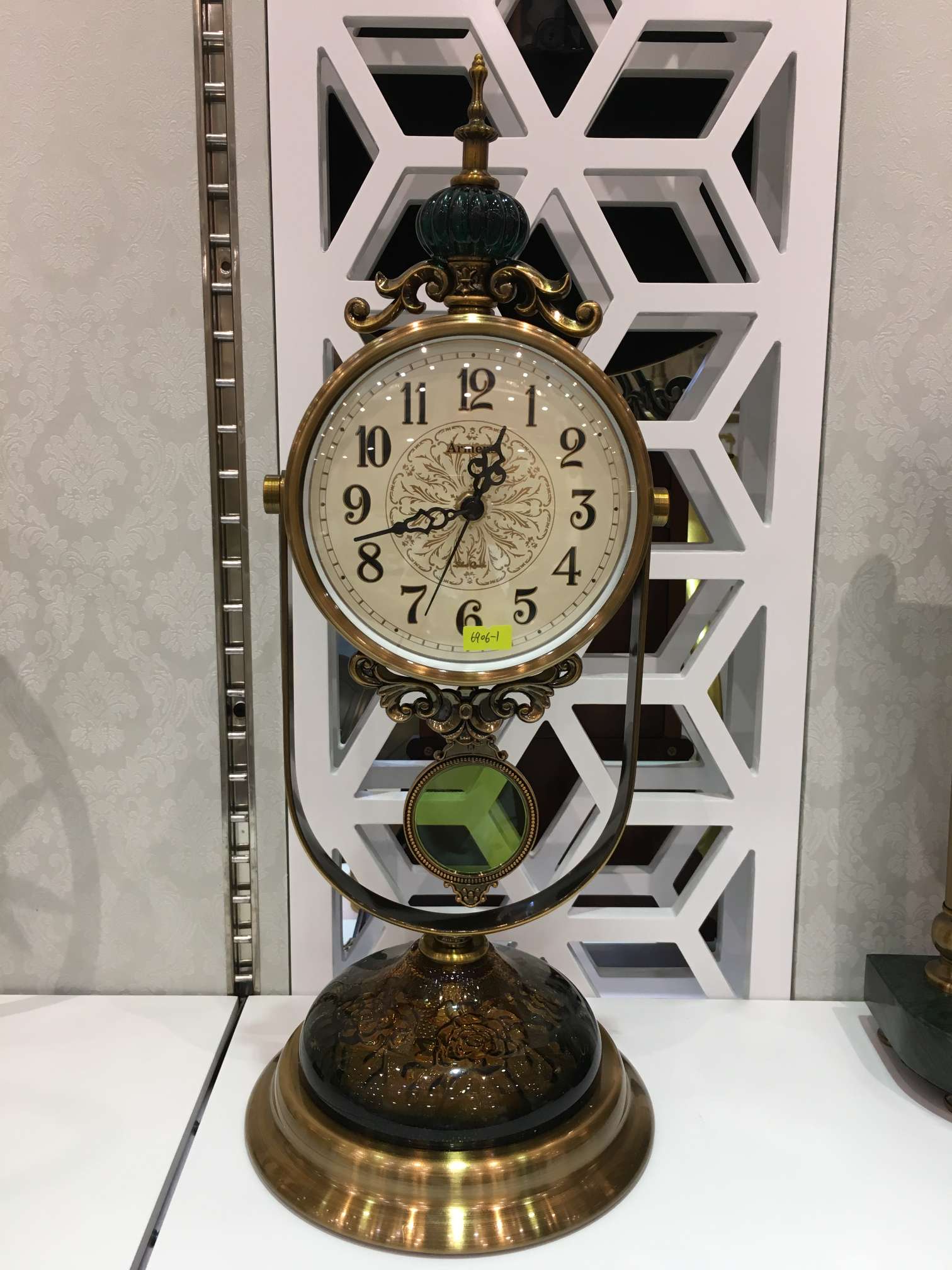 Quiet swing clock light luxury American Style can be placed thumbnail
