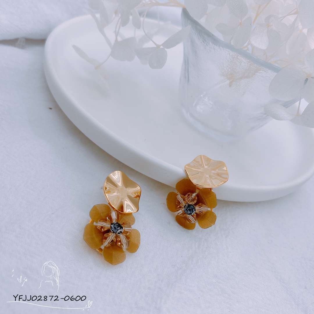 Korean Version Handmade Beaded Fashion Matching Temperament Petal Earrings New Style details Picture
