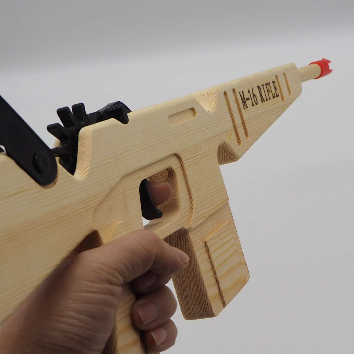 Factory direct sales of rubber band long charge white wood gun, continuous shooting ring gun, pine wood toy gun, M-16 children's toy ring continuous shooting gun Application Scenario