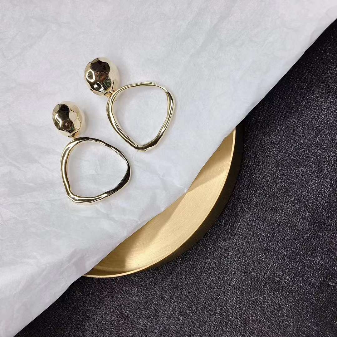 Moda tendencia coreana pendientes de textura metálica