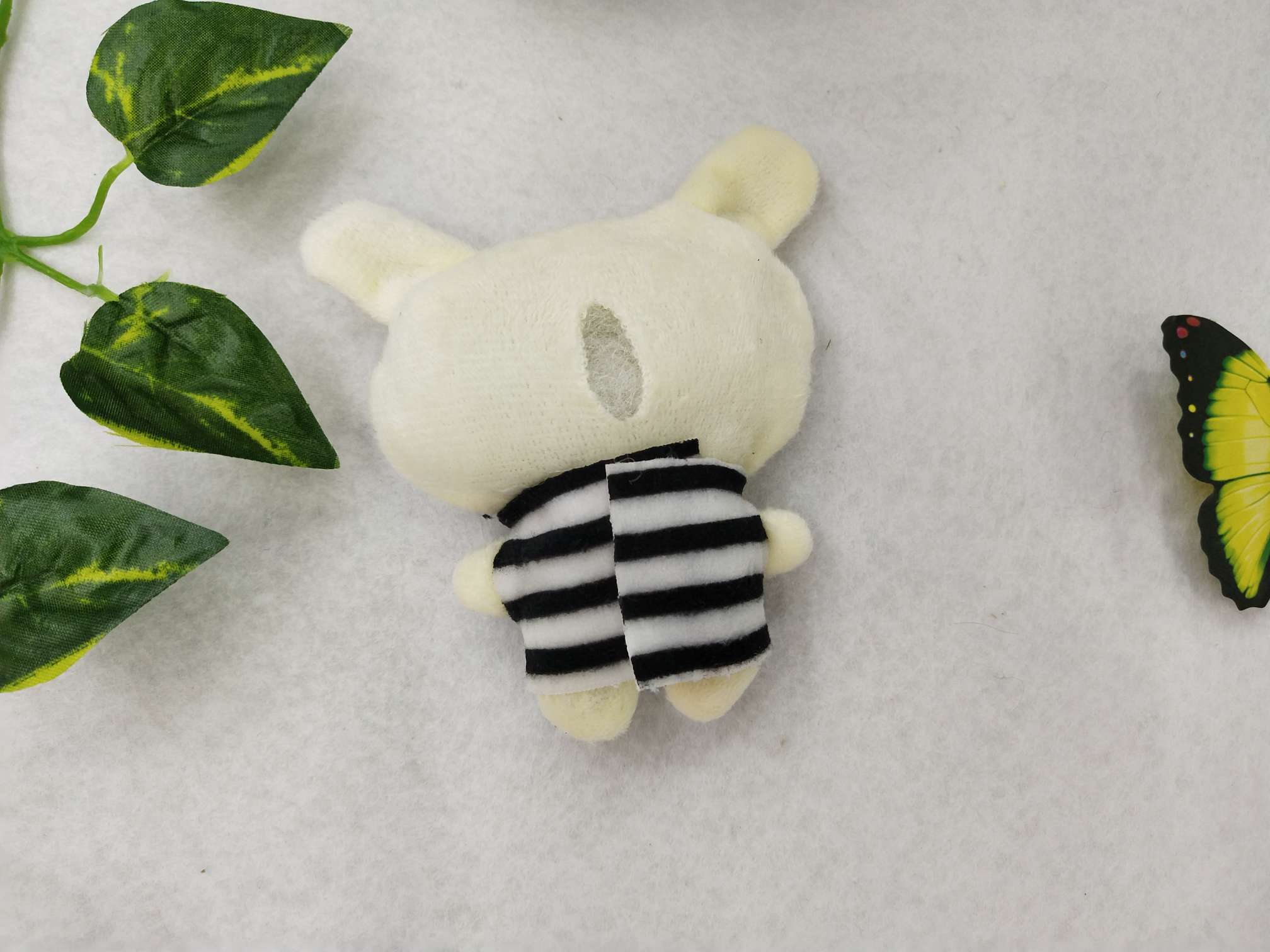 毛绒卡通配饰服装，鞋子，发带，围巾，帽子，服装辅料白底实物图