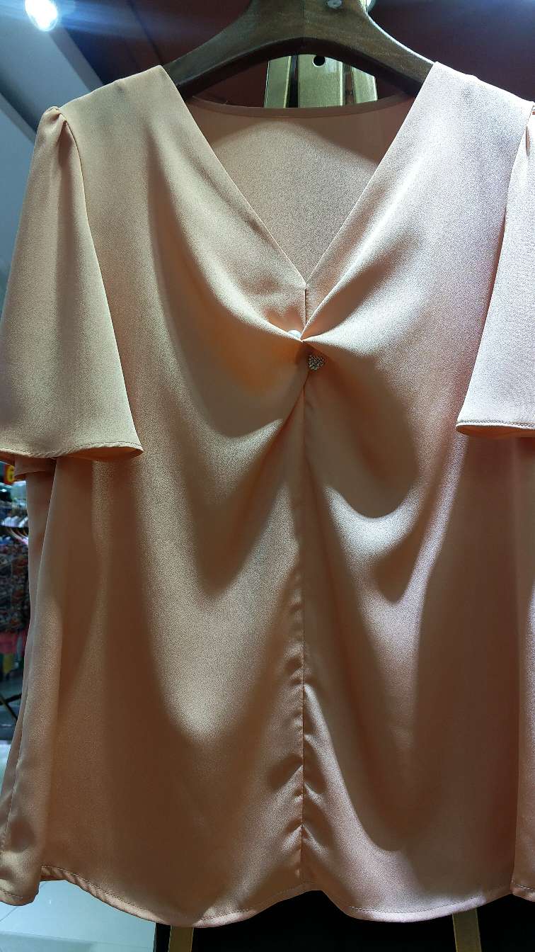 ∨型领珍珠时尚商务装