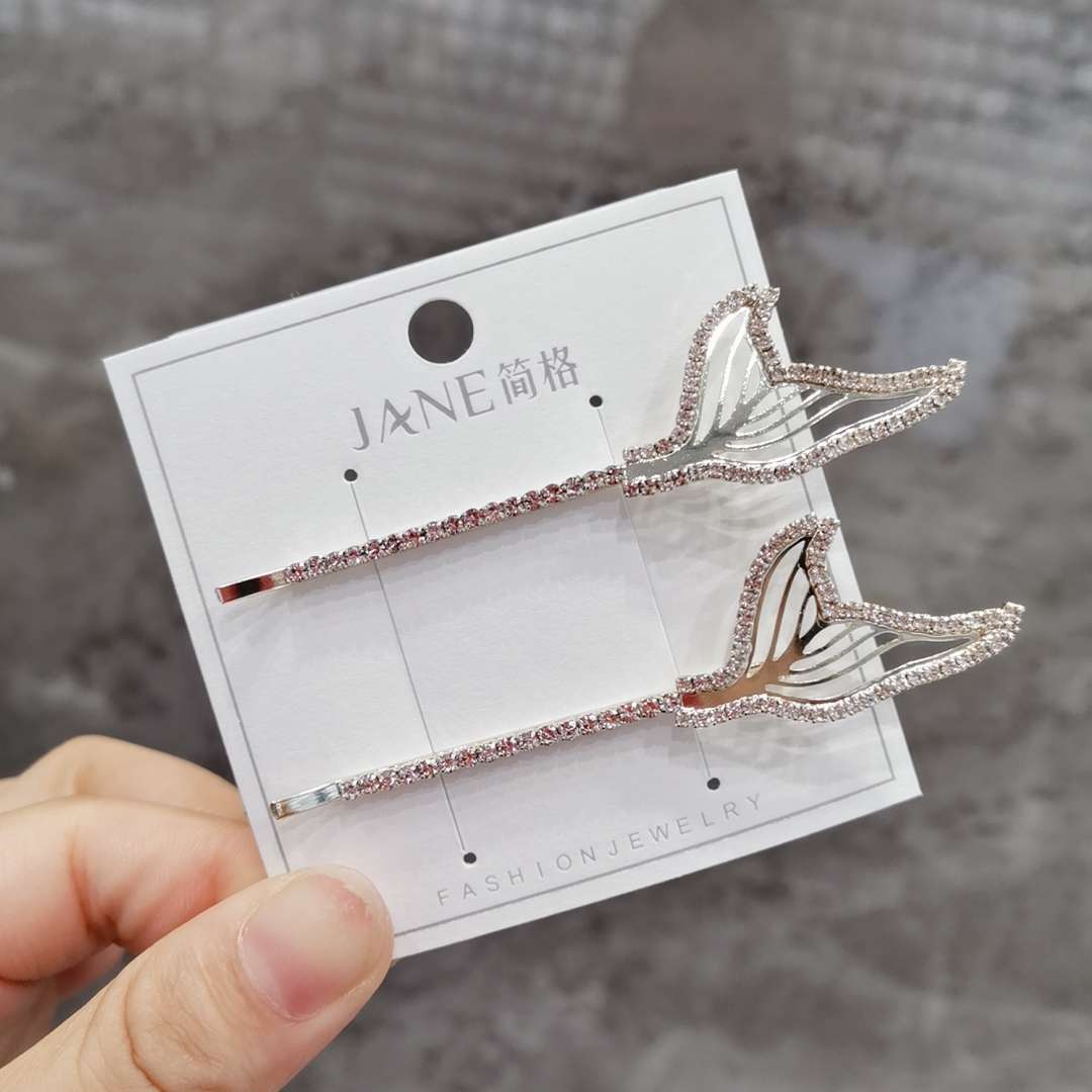 Fish-tail straight clip