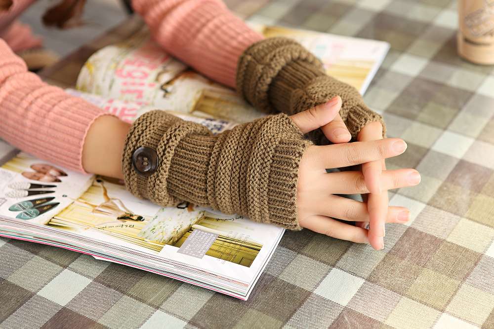 Knitted arm sleeves made of wool for autumn and winter Specification image