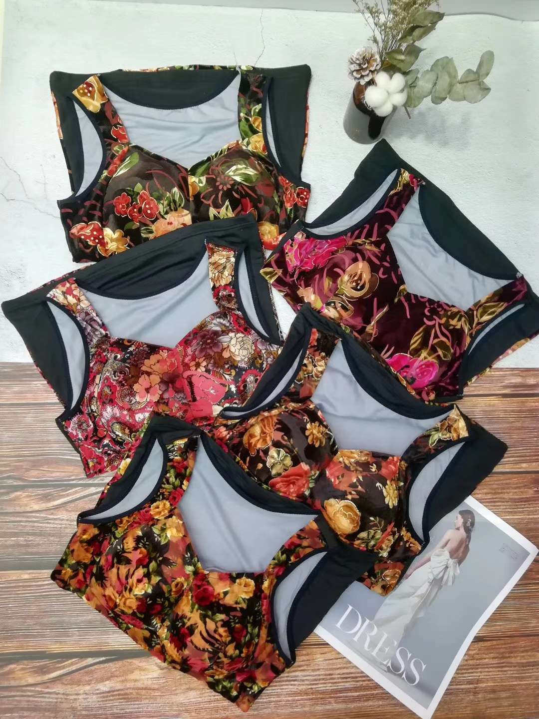 Model no.
1940 Lady's snuffle-snuffled body, bodice three and a mien in a bra vest