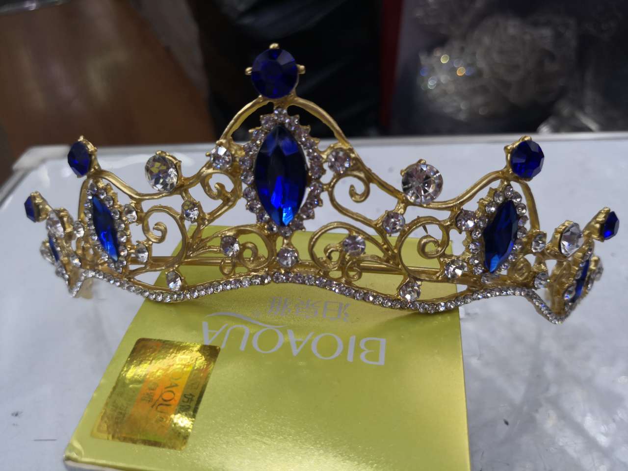 Crown, colored diamond Item Picture