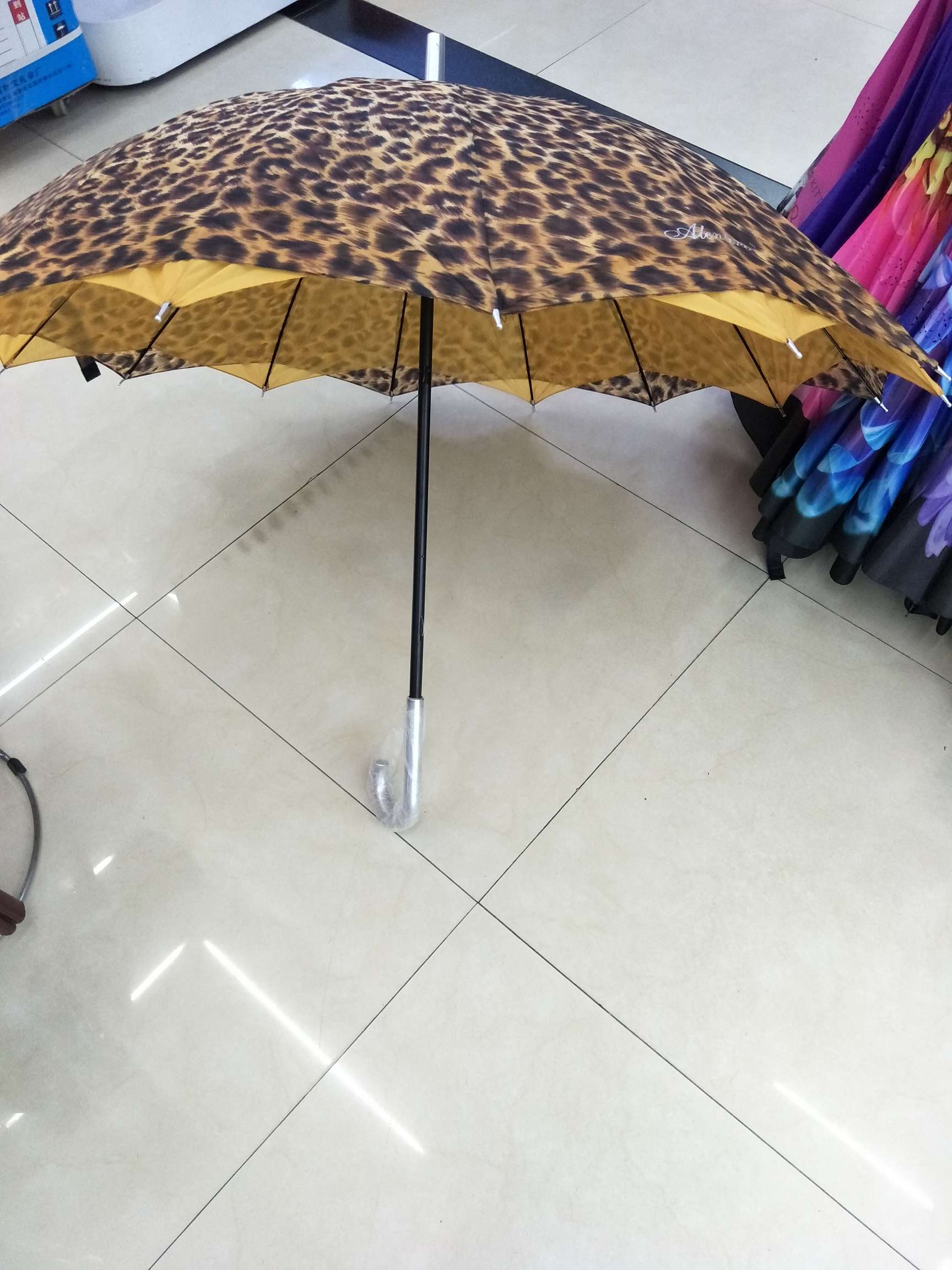 60 cm, 16 double-layer leopard print hand-operated umbrellas Application Scenario