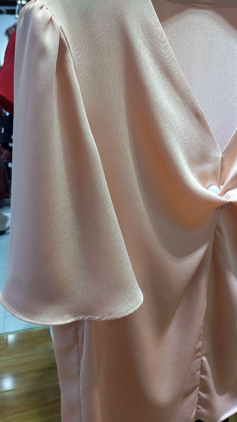 ∨型领珍珠时尚商务装细节图