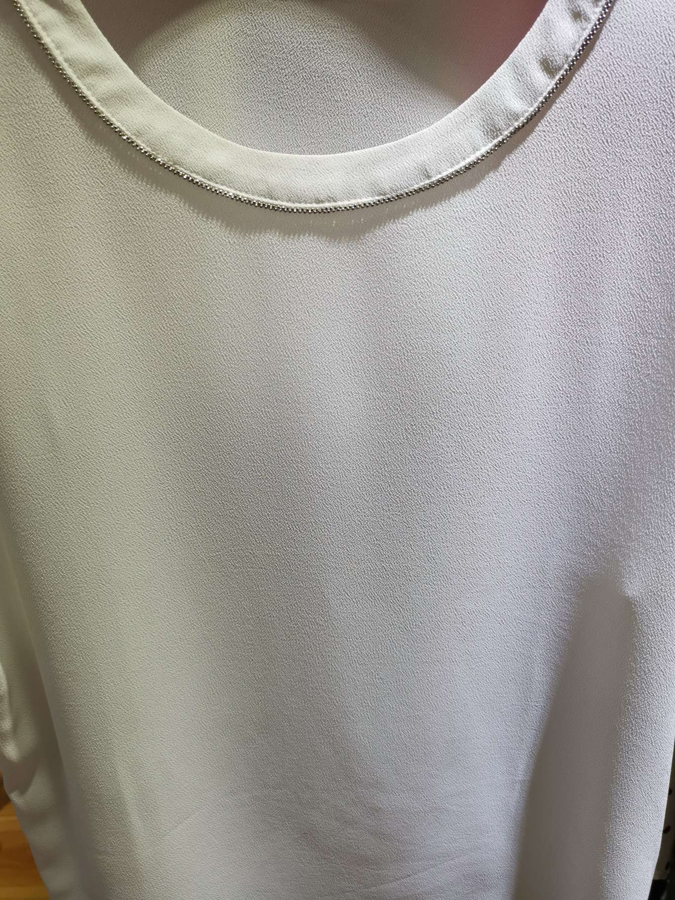 Gold thread ✉ round-neck shirt for women Application Scenario