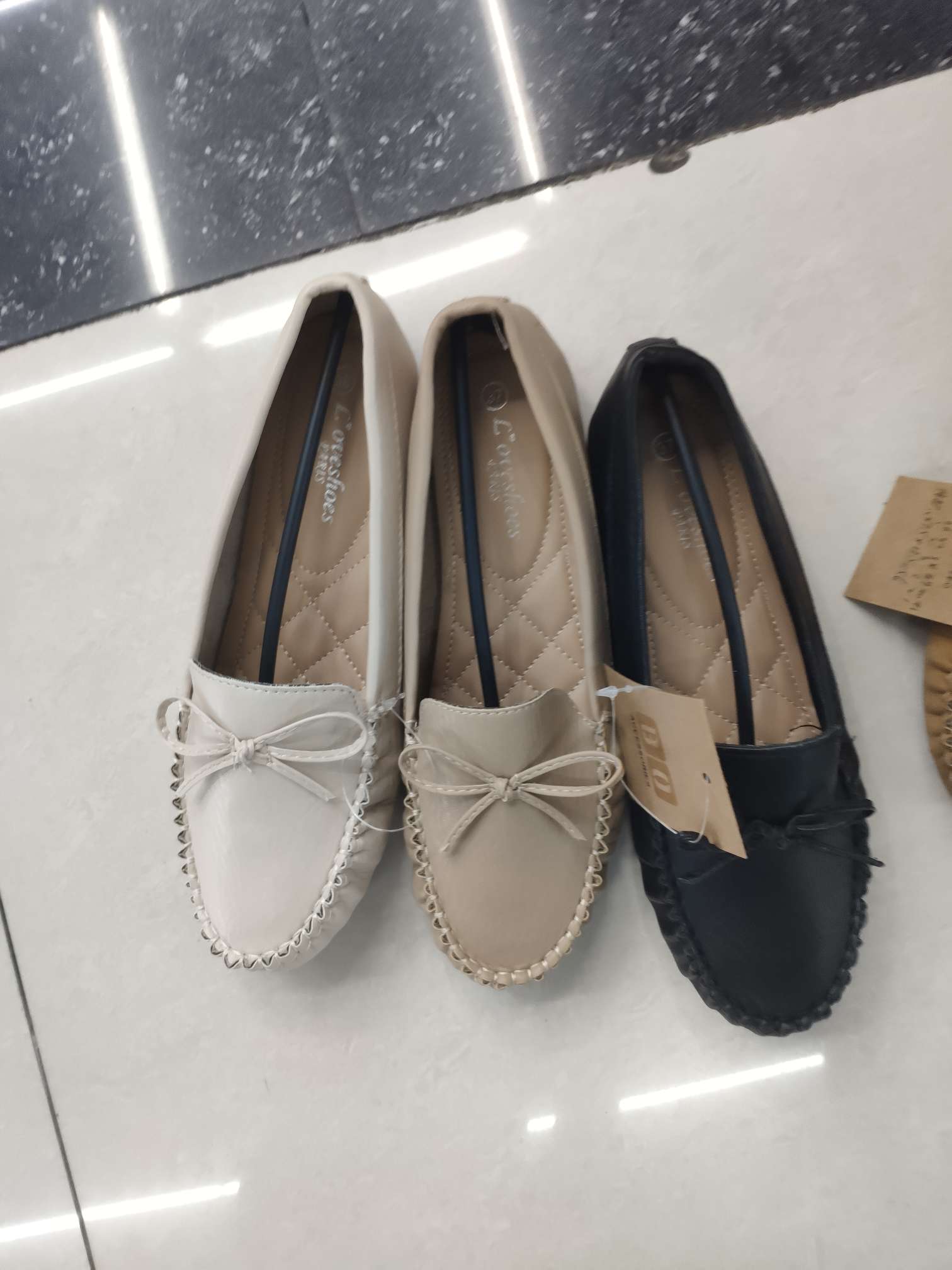 女士平底舒适皮鞋