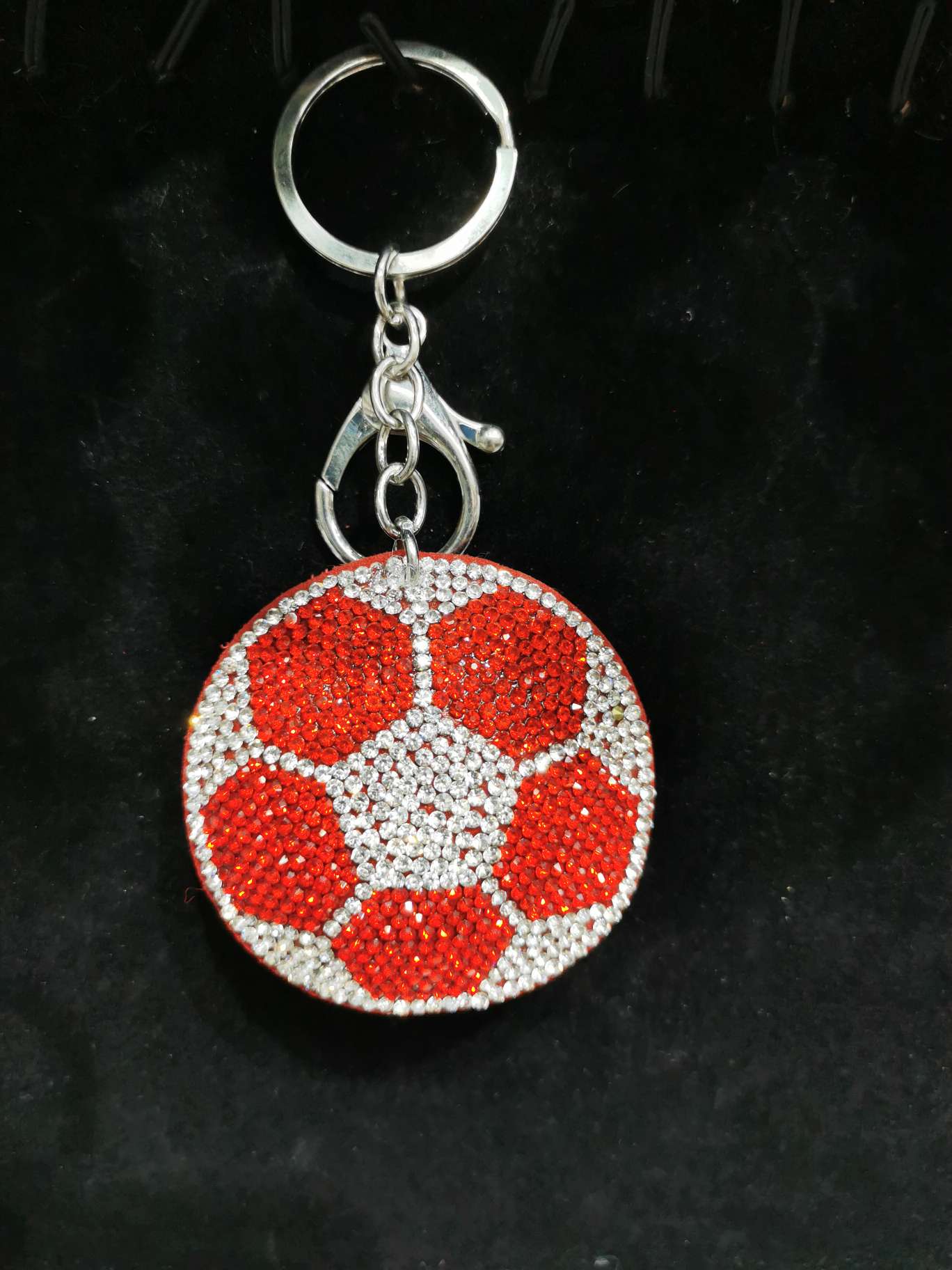 手机挂件钥匙扣，运动风足球可爱造型吉祥物礼品爆款钻饰，网红爆款韩国绒饰品，外贸主打款，全环保水钻饰品批发零售钥匙扣金属环