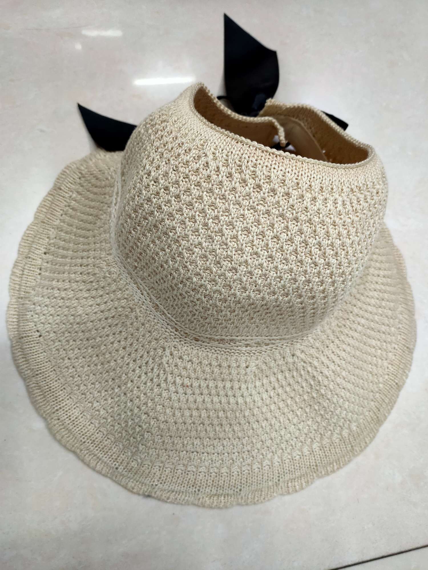 This is a popular beach straw hat for children. It can be folded and woven for sun protection in summer. It is a fresh and cute fisherman's hat with a LACES for sun protection undefined