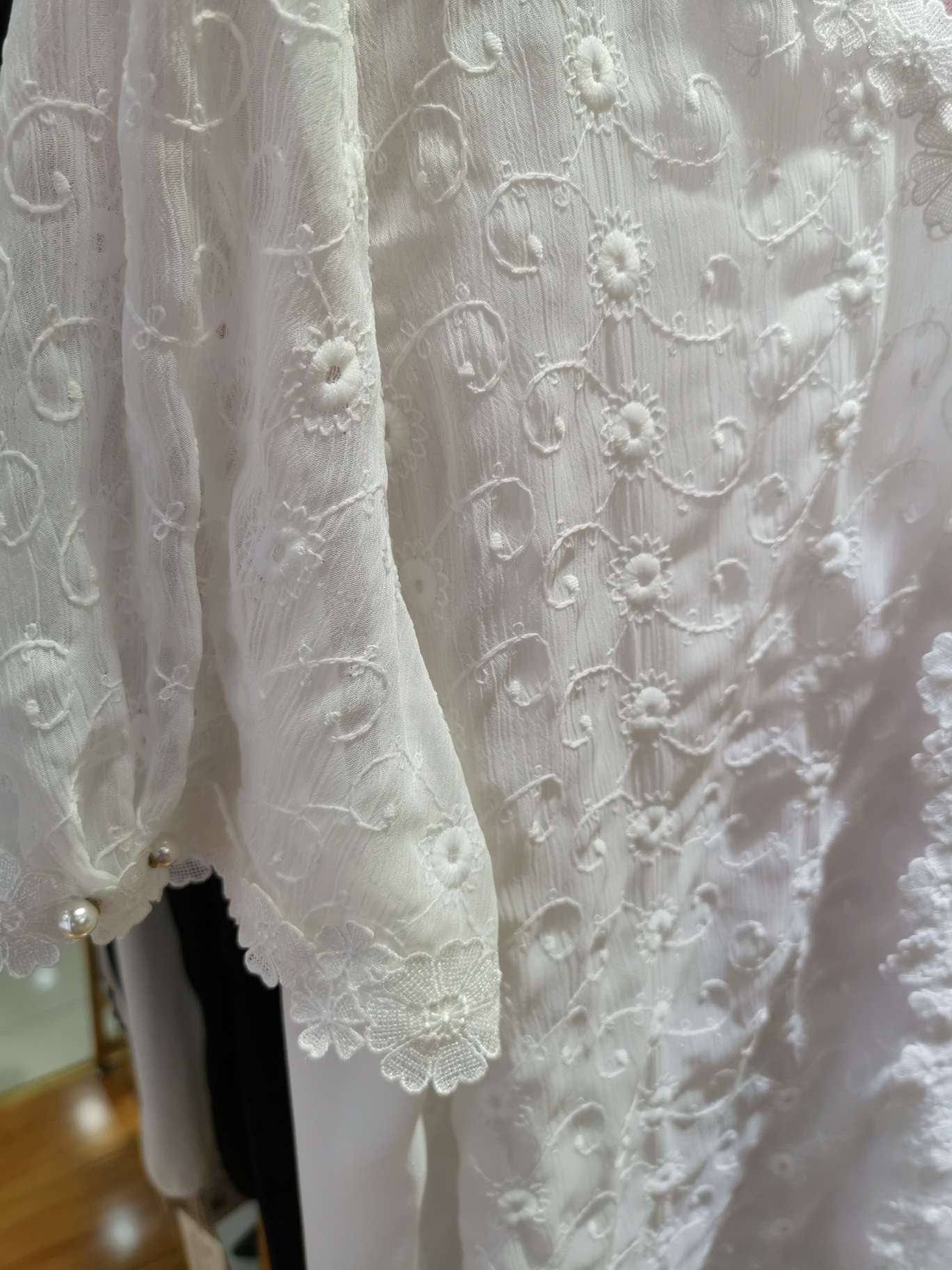 Lace-trimmed embroidered women's shirt Application Scenario