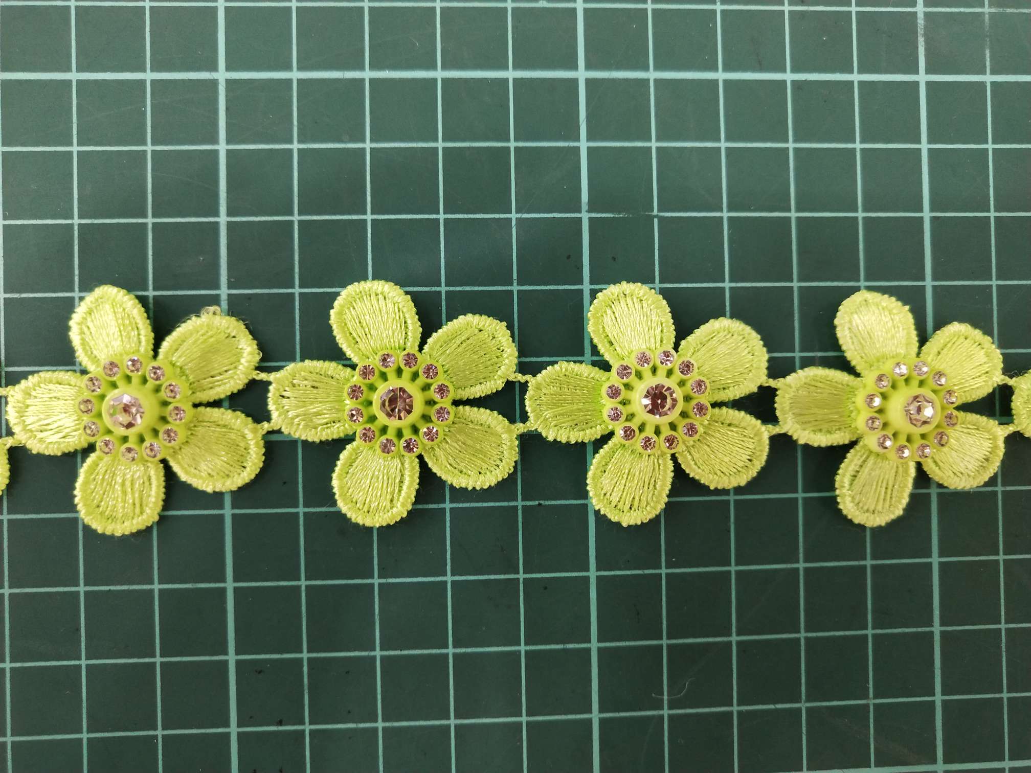 Wholesale eco-friendly dyed five-leaf flower with beads and diamonds, high-quality water-soluble lace from the manufacturer