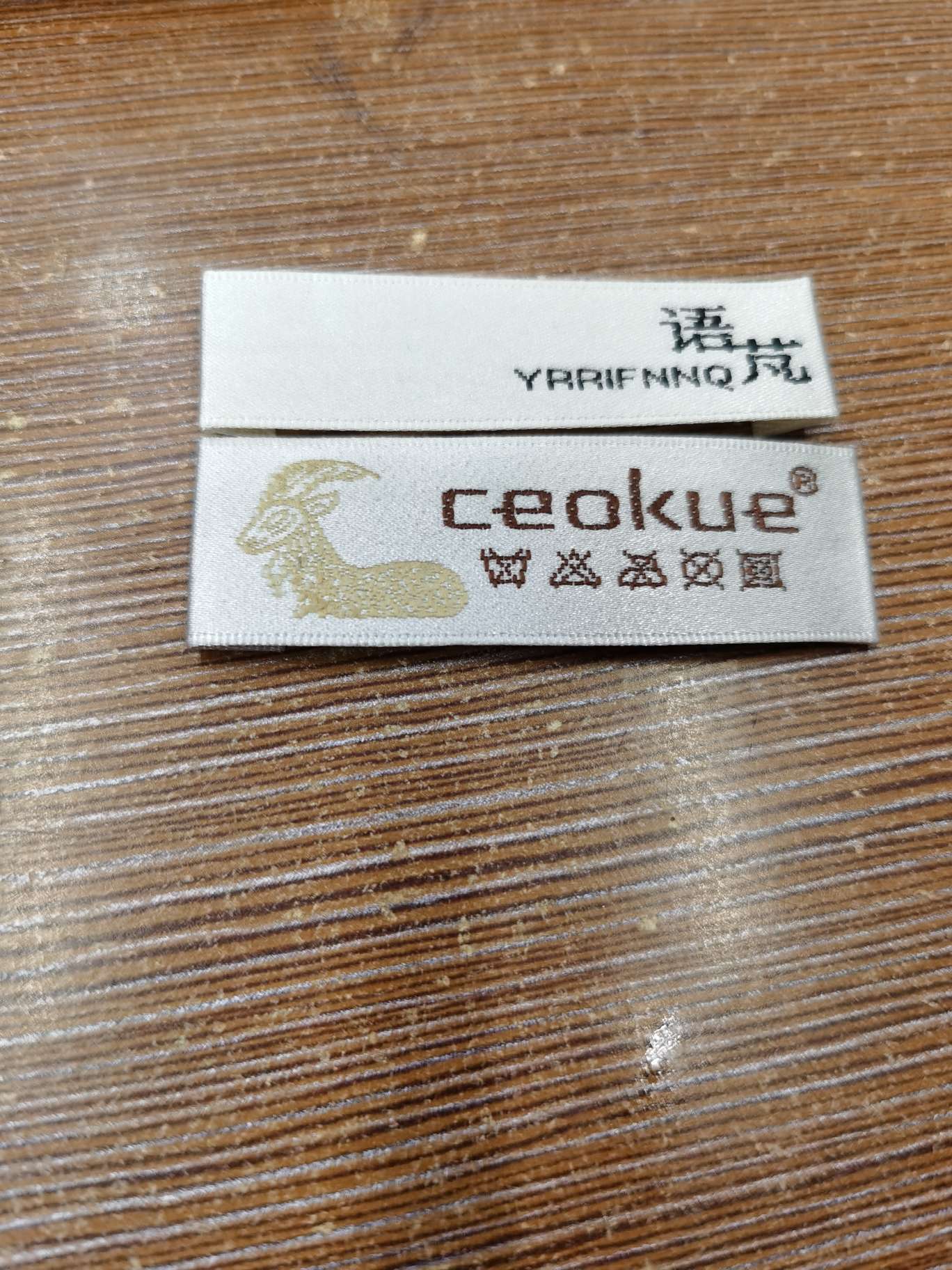 Woven Mark, Wood Machine Woven Mark, Quality Mark Trademark, Collar Mark Application Scenario