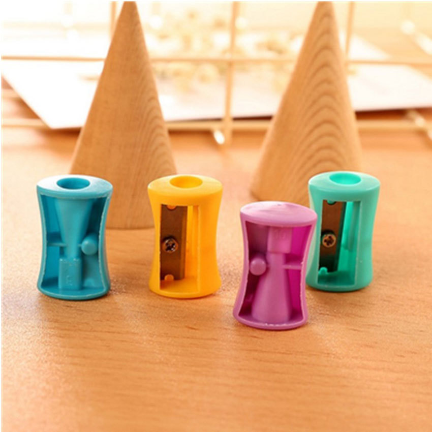 وهناك 001 بكرة اليد صغيرة، وسكاكين صغيرة للأطفال الصغار، وأدوات قرطاسية للأطفال الطلاب، ومجموعة متنوعة من الألوان، و 72 برميلا للبرميل، و 100 برميل للالواحد undefined