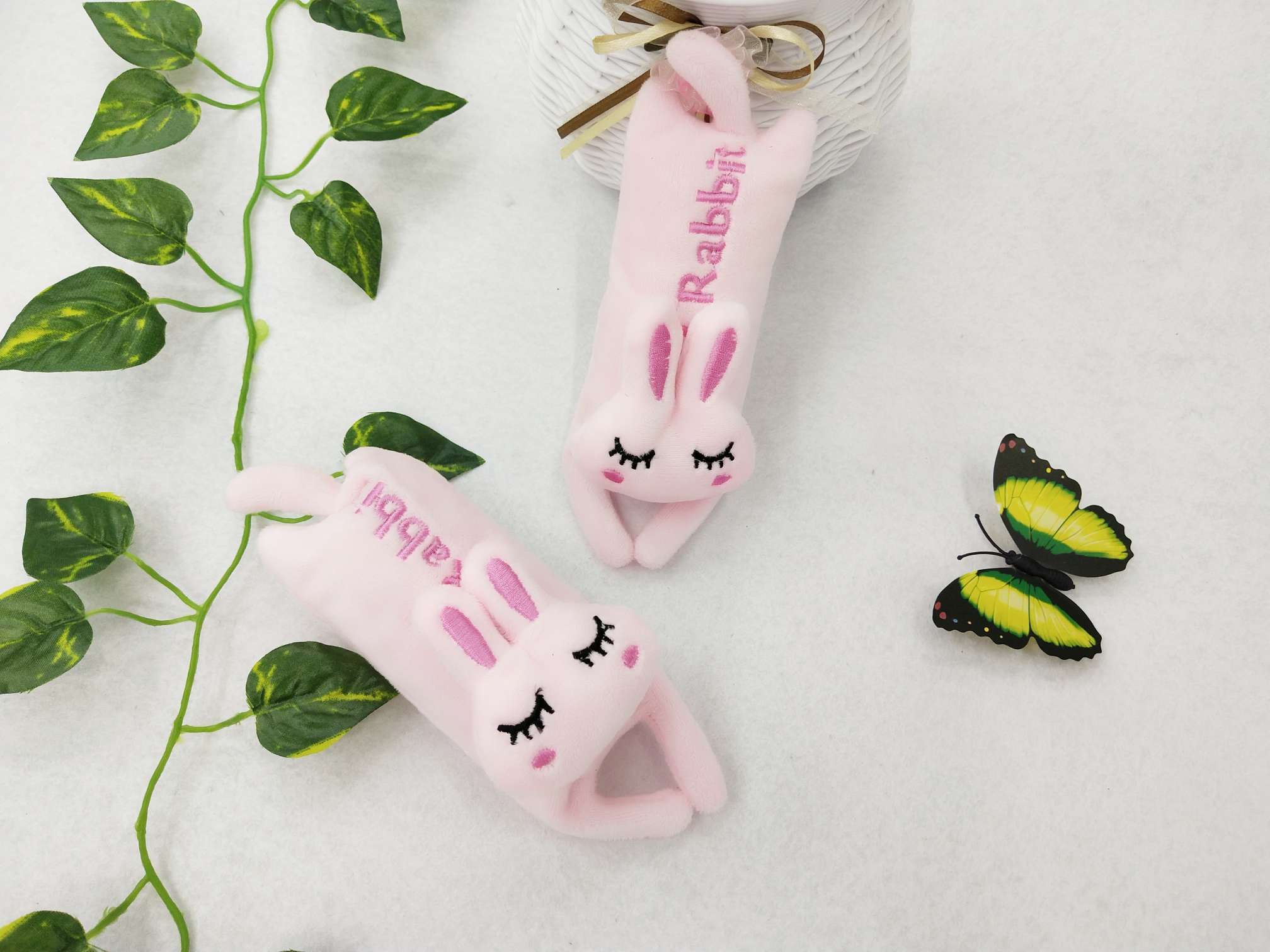 爆款毛绒卡通爬爬兔围巾发带胸针发夹爬爬圈服装等毛绒卡通配饰细节图