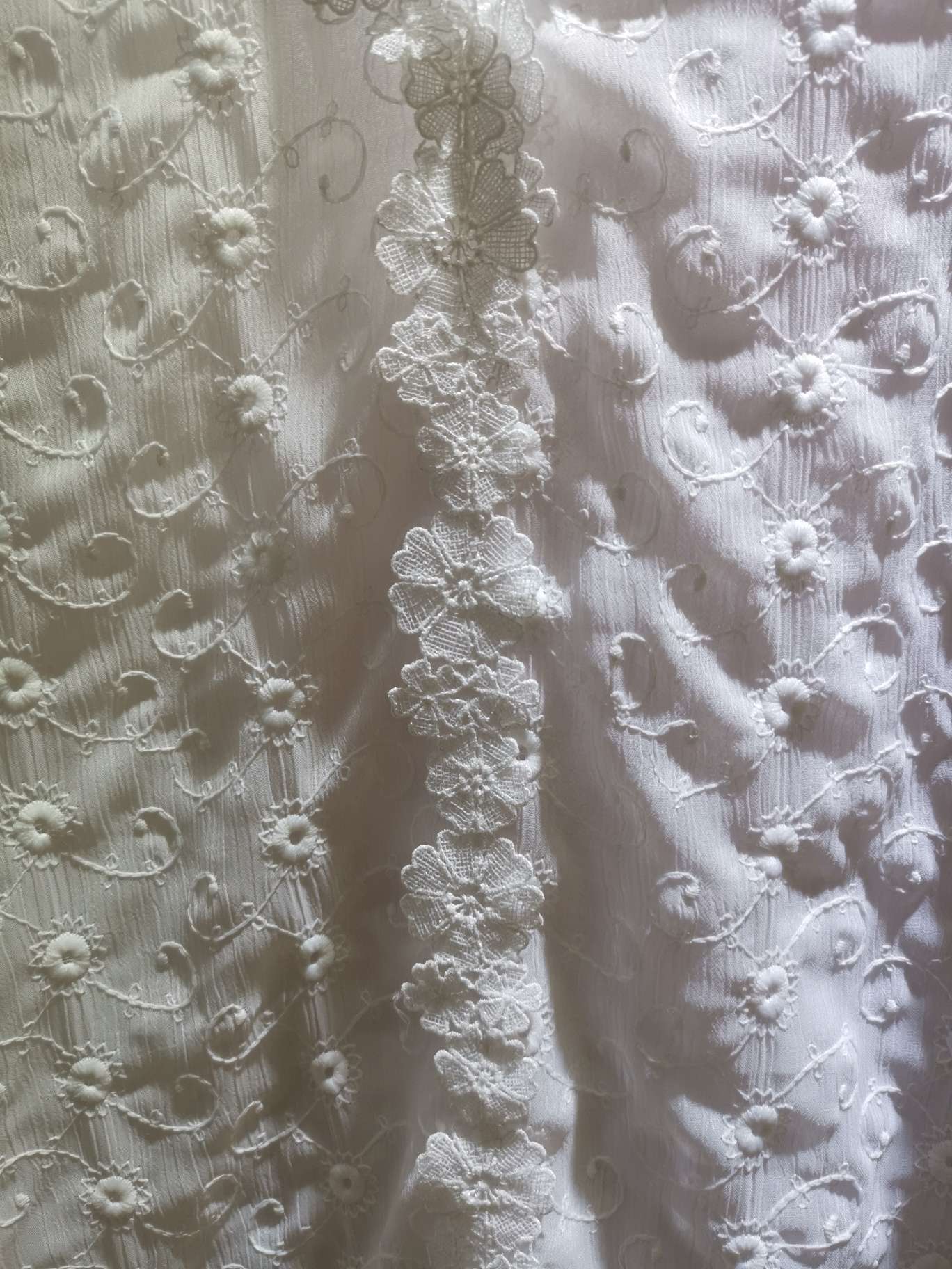 Lace-trimmed embroidered women's shirt Specification image