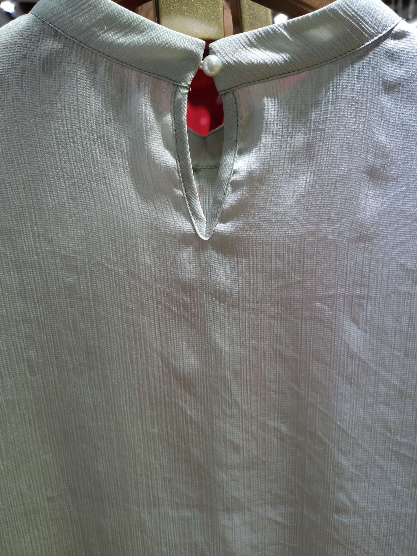 A fashionable women's top with a large pearl buckle collar Application Scenario