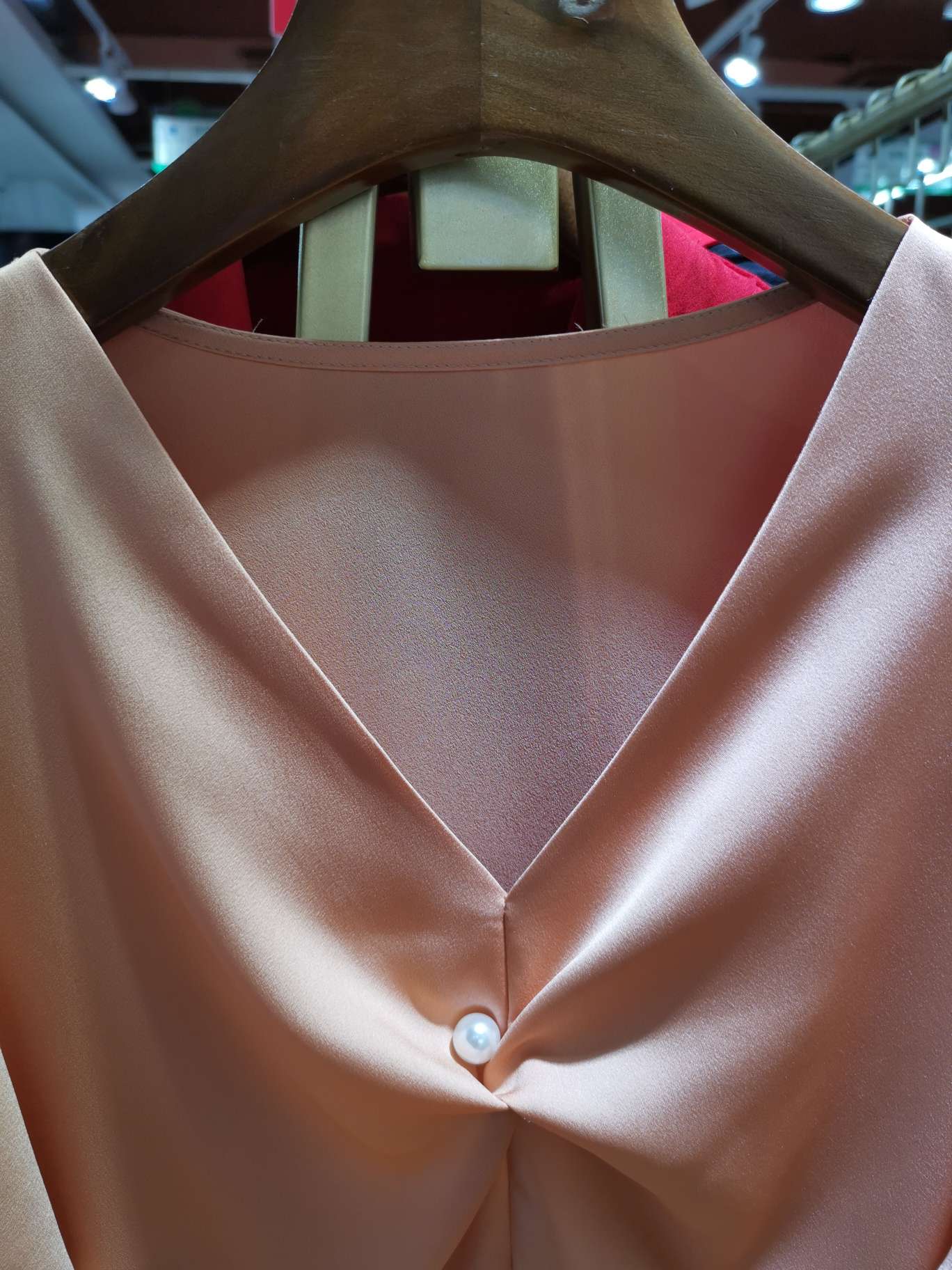 V型领珍珠时尚商务装产品图