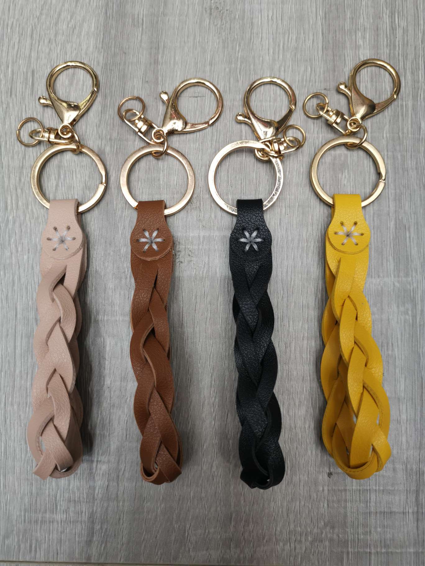 皮挂件手工编织、手工缝制、PU皮手提带