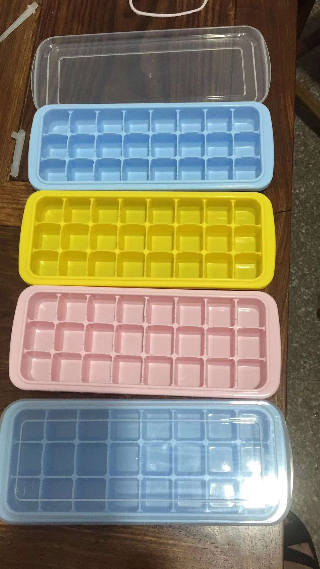 Factory direct sales of 24-compartment silicone ice cube trays with LIDS, home and commercial ice cube trays, multi-color ice molds Item Picture