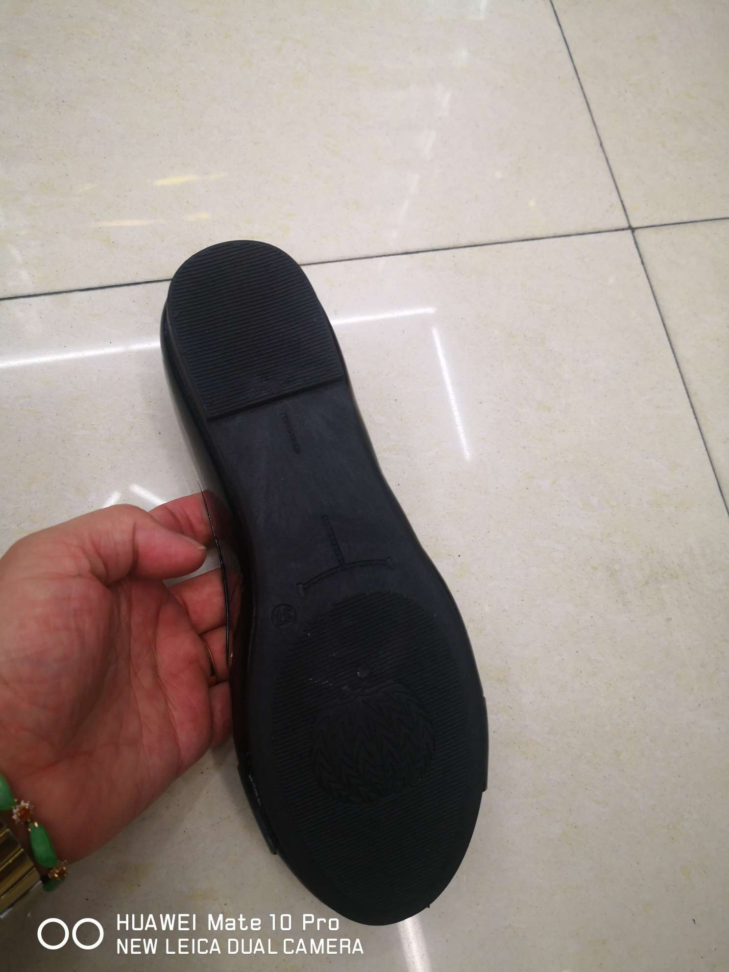 周氏现货库存外贸原单软底芭蕾金属扣饰浅口豆豆女平底孕妇单鞋四季鞋，女单鞋，平底鞋白底实物图