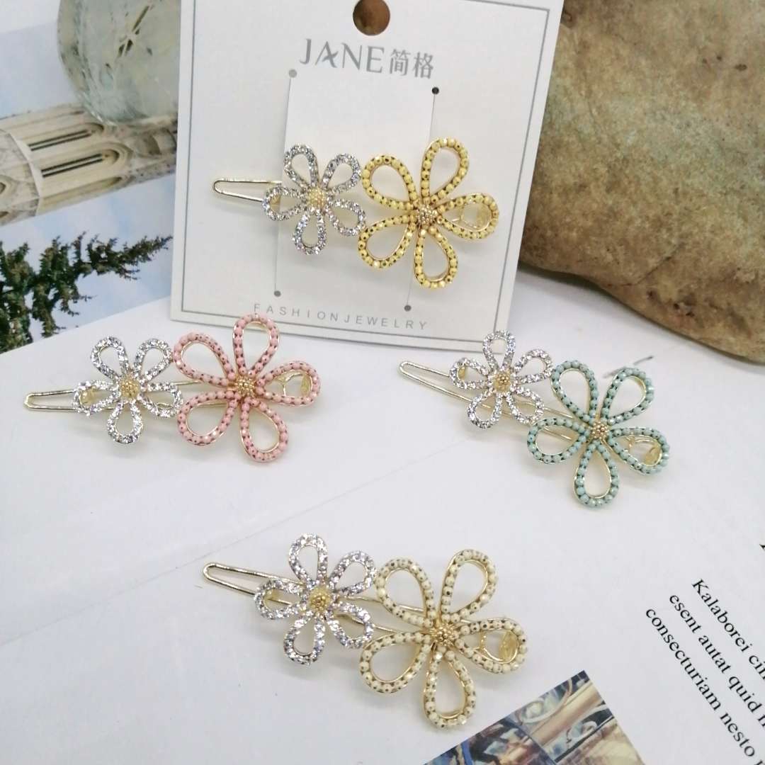 Beaded chain flower frog clip