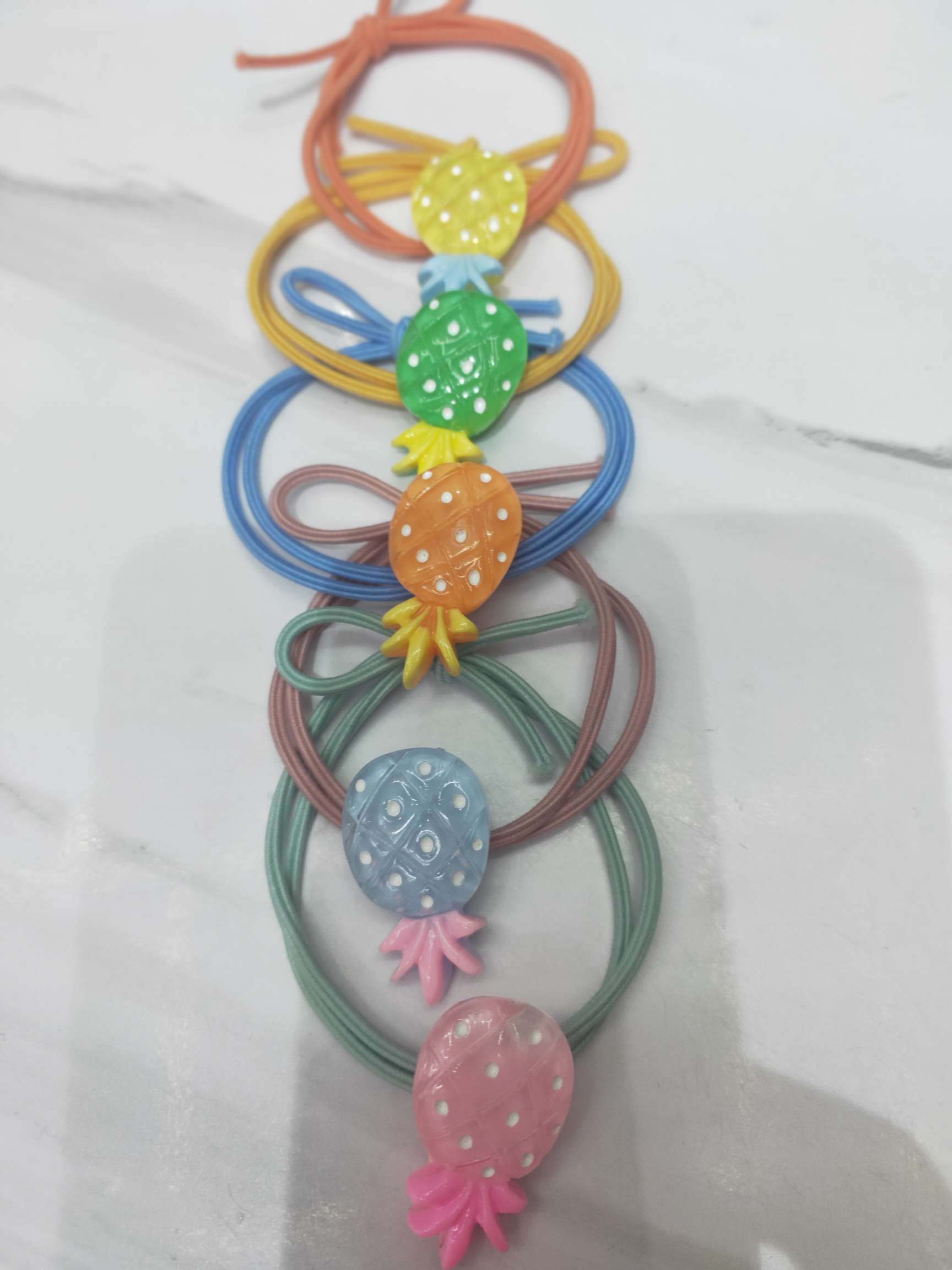 菠萝打结皮筋。