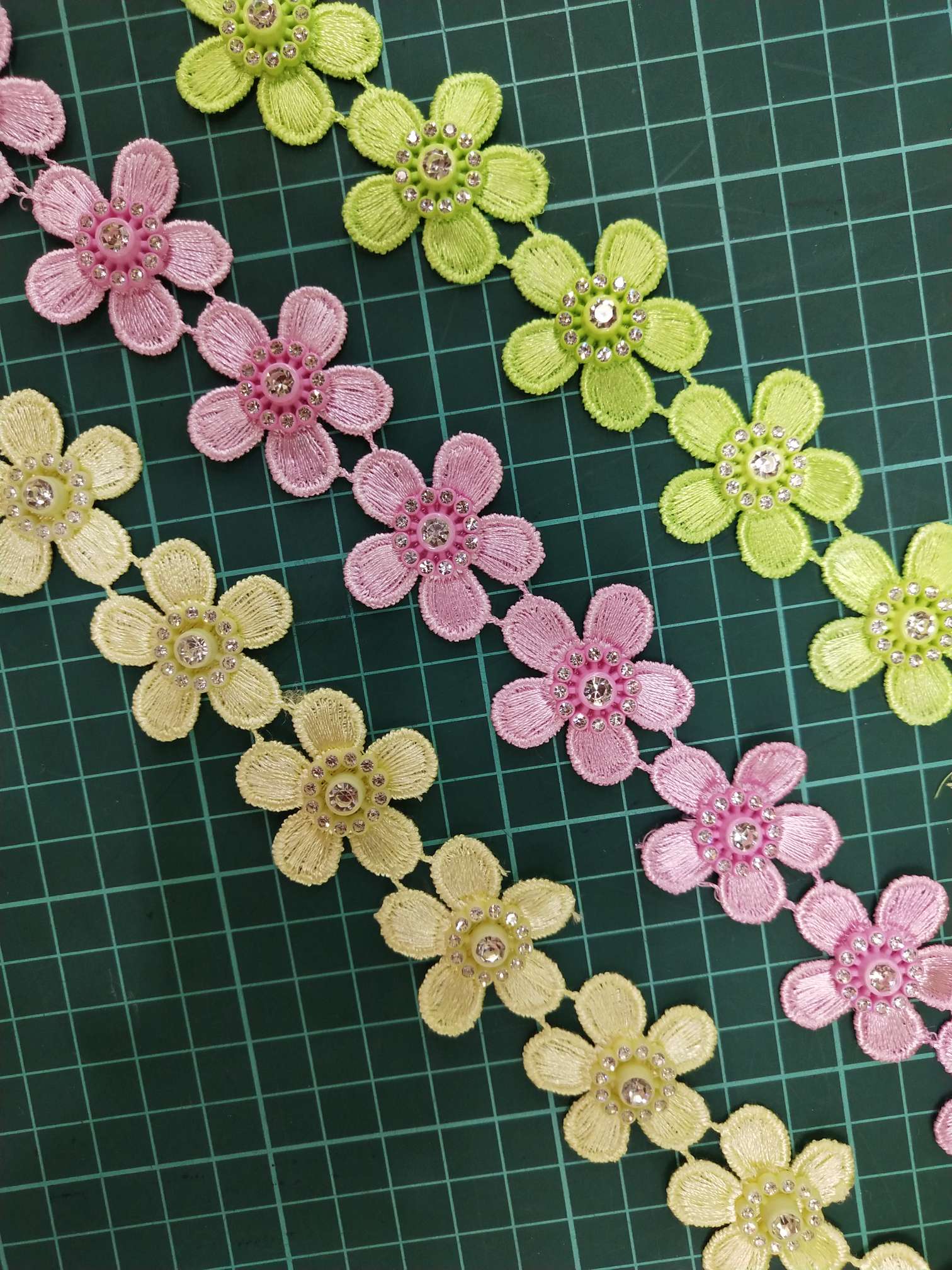 Wholesale eco-friendly dyed five-leaf flower with beads and diamonds, high-quality water-soluble lace from the manufacturer details Picture