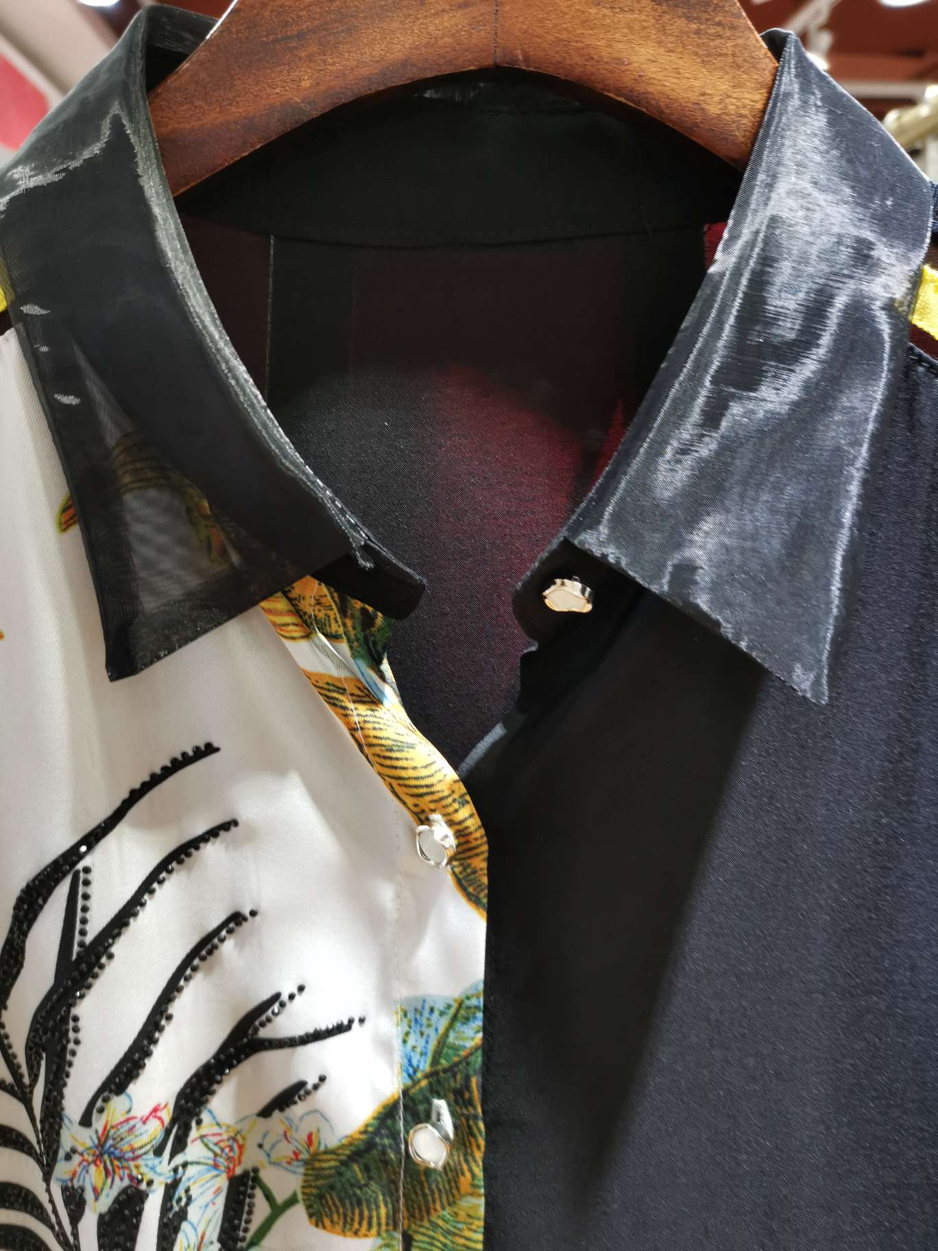 Fashionable half-flower women's shirt Application Scenario