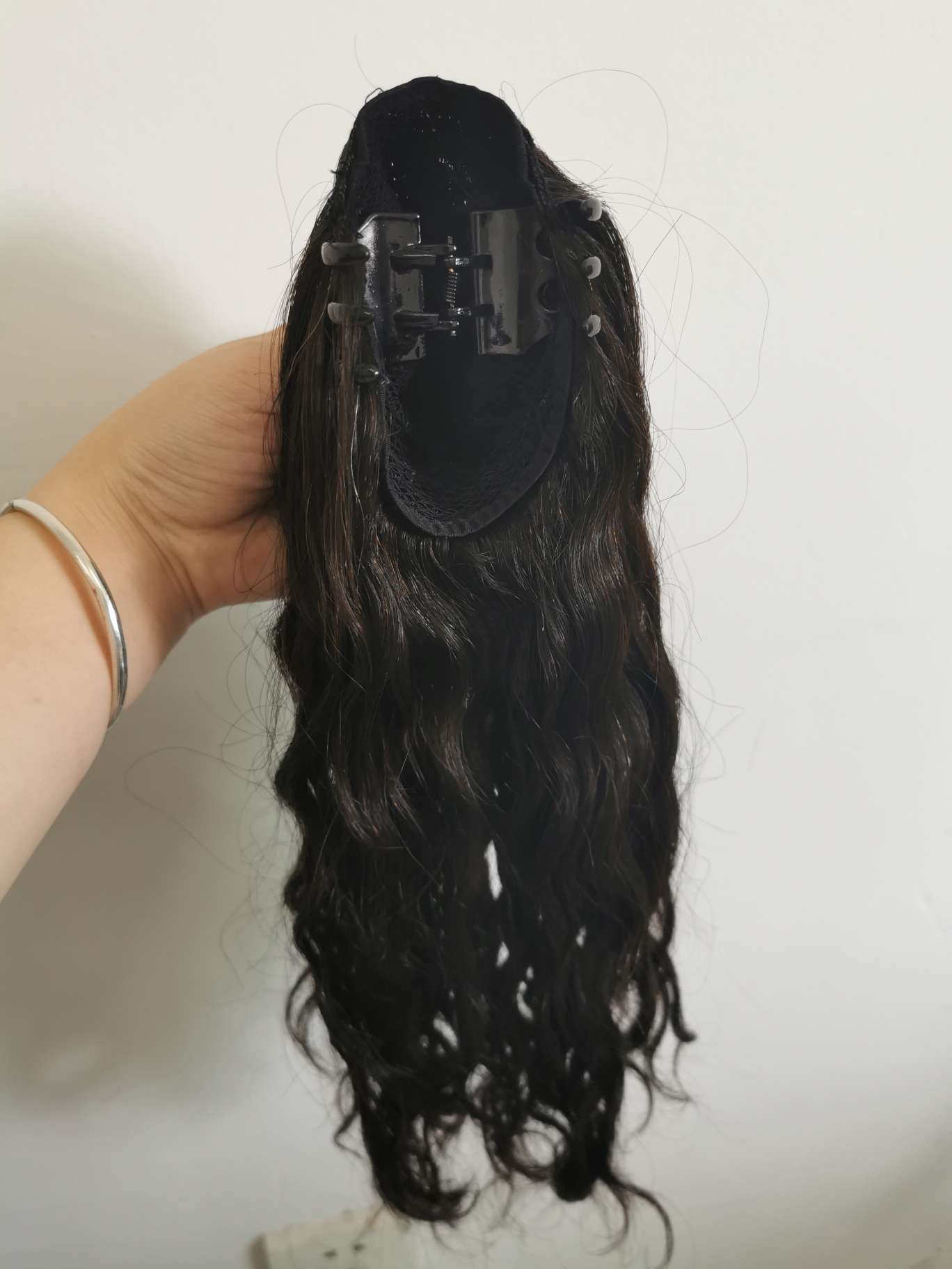 100% real hair, human hair clipped in a ponytail, curly style Specification image