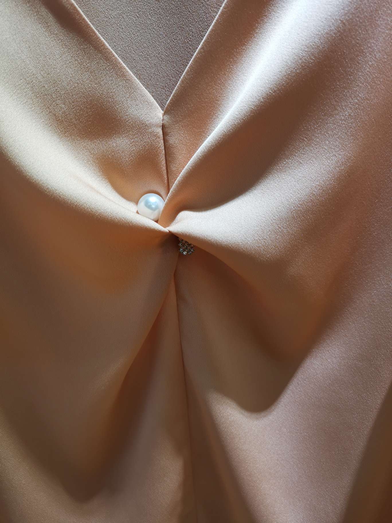 V型领珍珠时尚商务装细节图