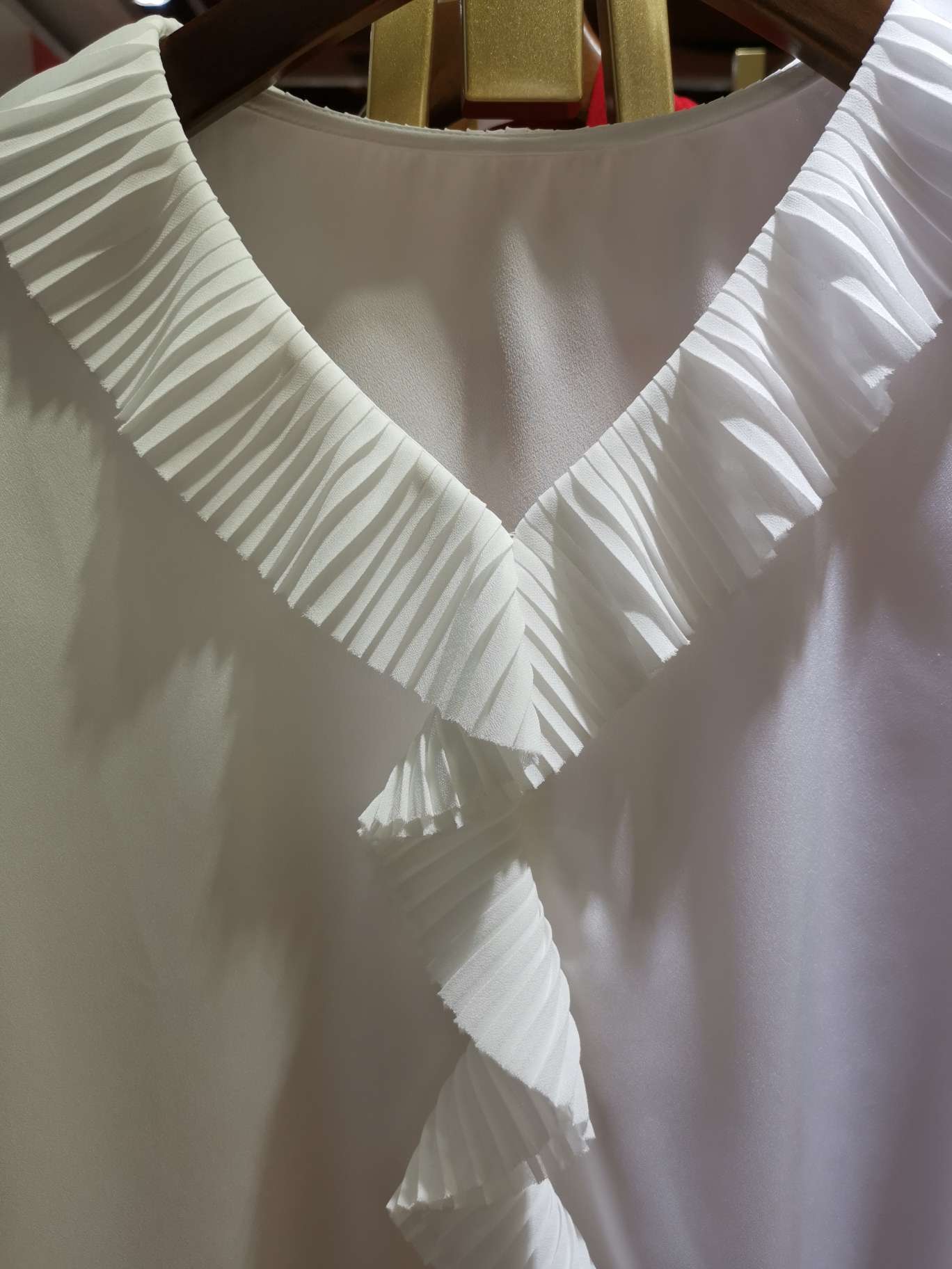 A fashionable women's top with a large lace V-neck Specification image