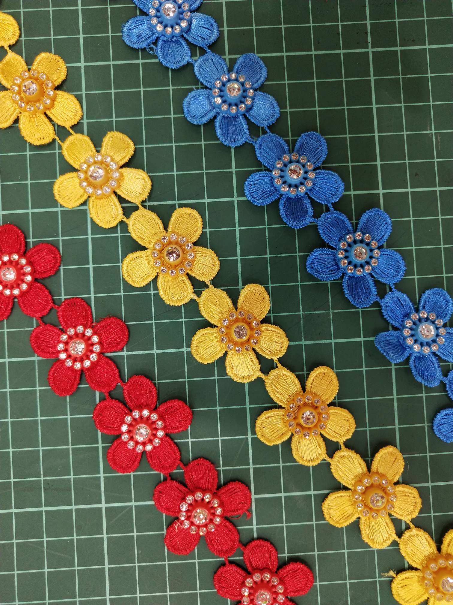 Wholesale eco-friendly dyed five-leaf flower with beads and diamonds, high-quality water-soluble lace from the manufacturer Specification image