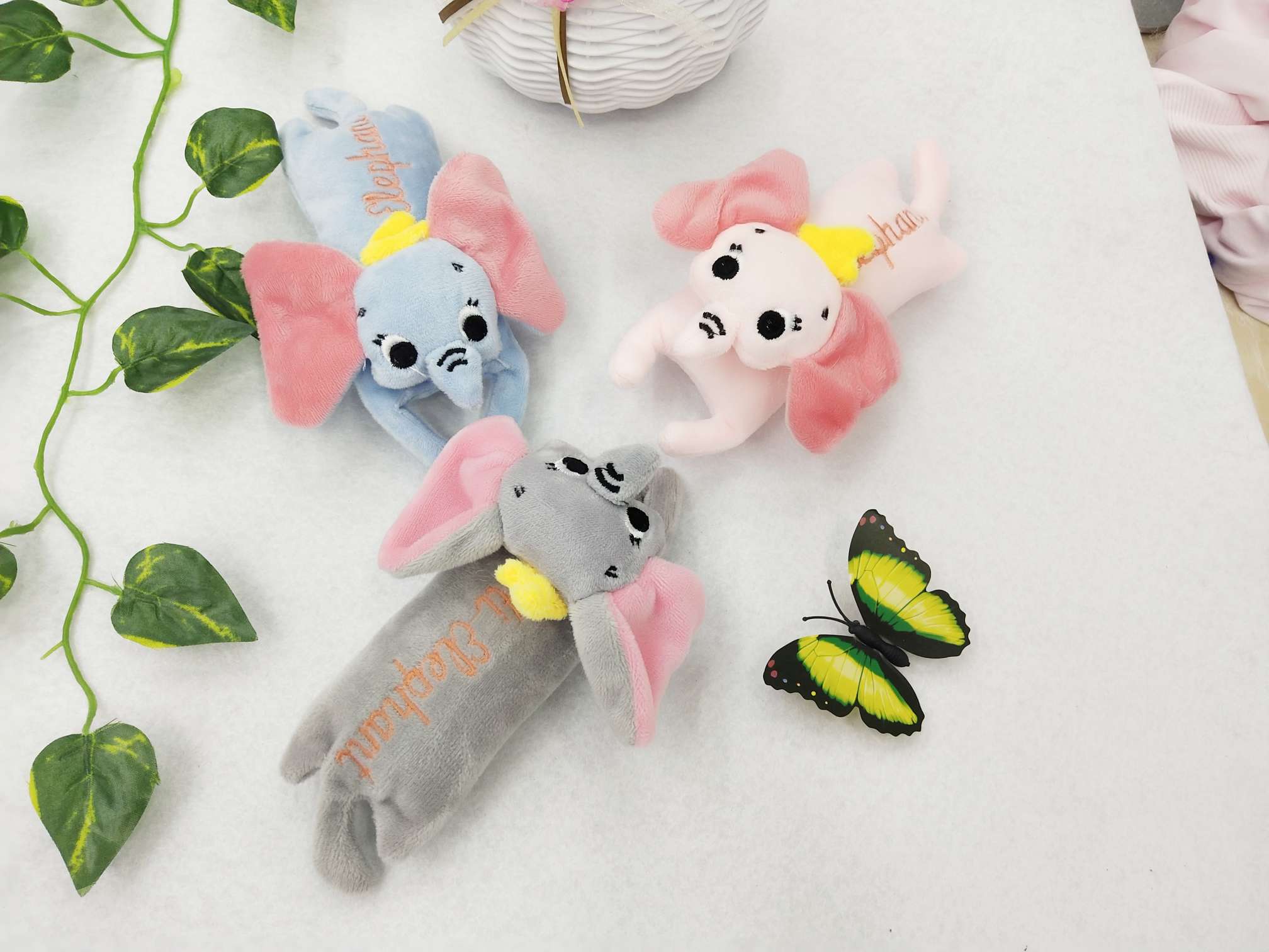 爆款毛绒卡通爬爬小象围巾发夹发带胸针爬爬圈包包服装等毛绒卡通配饰白底实物图