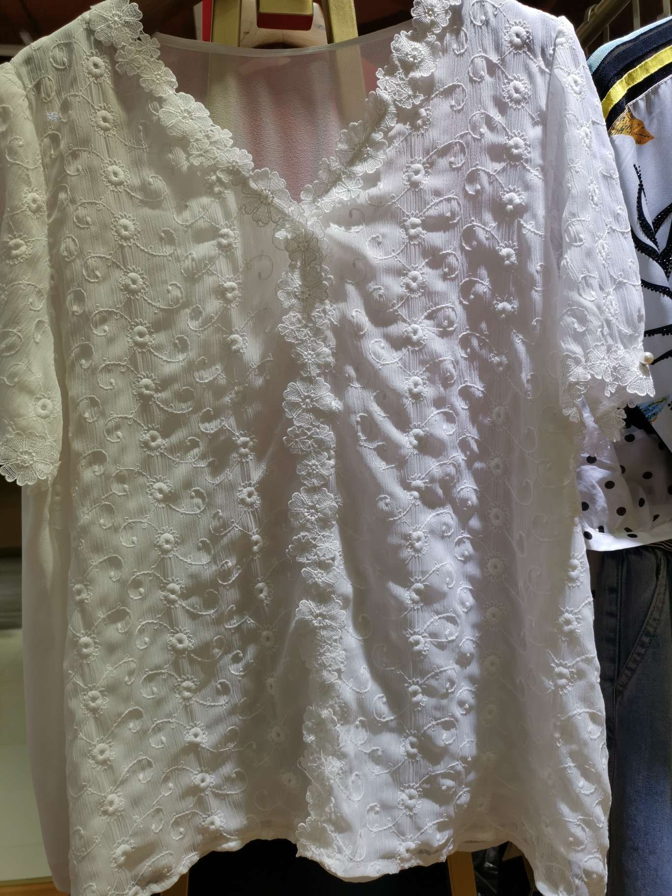蕾丝边缘绣花女衬衫