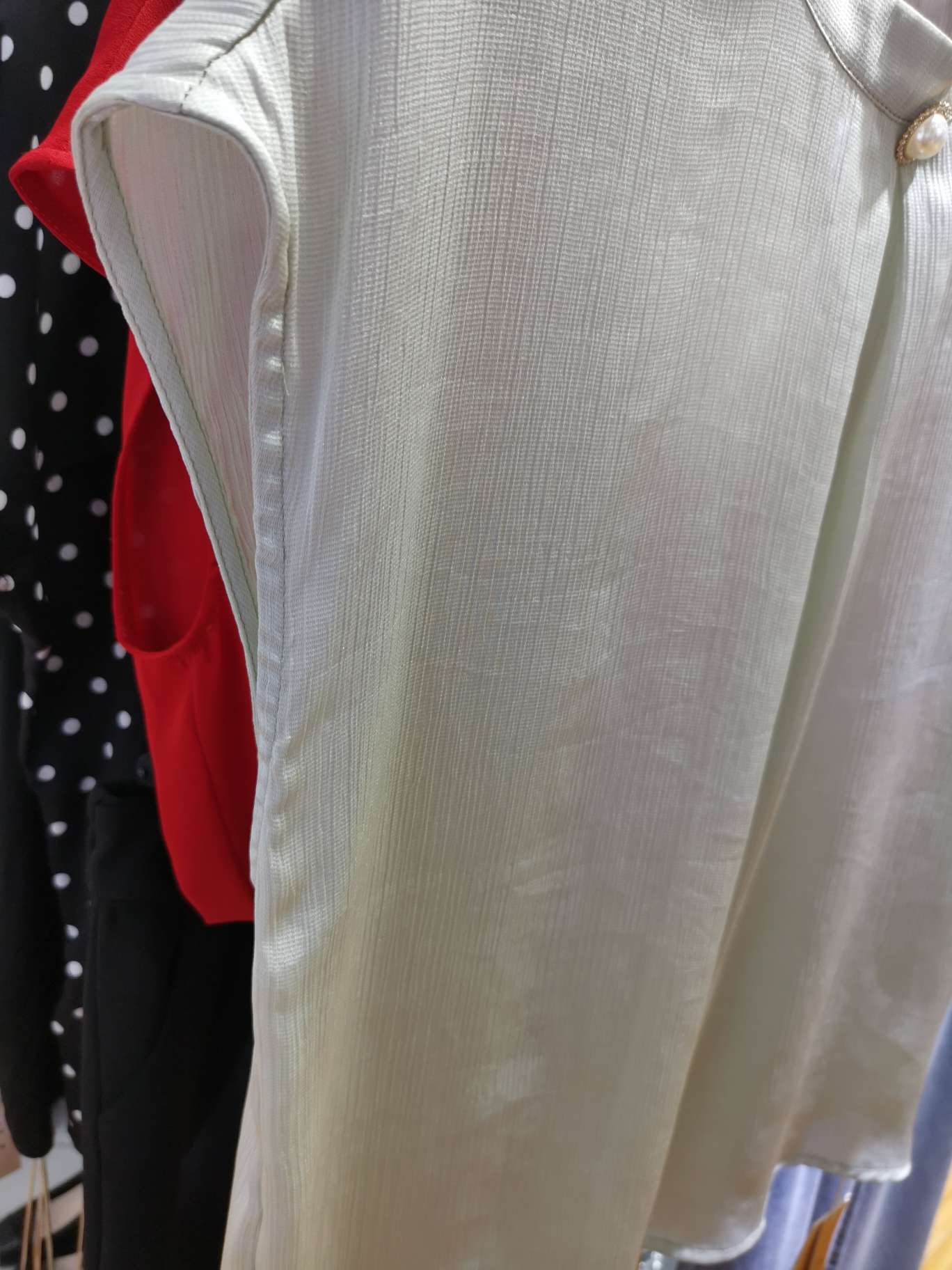 A fashionable women's top with a large pearl buckle collar Specification image