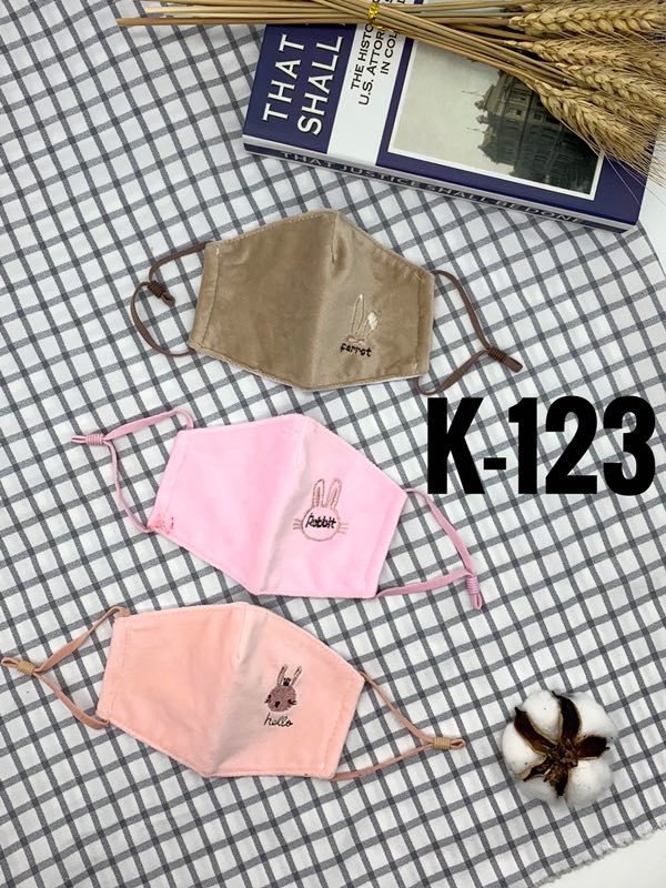 绒布立体绣花口罩白底实物图