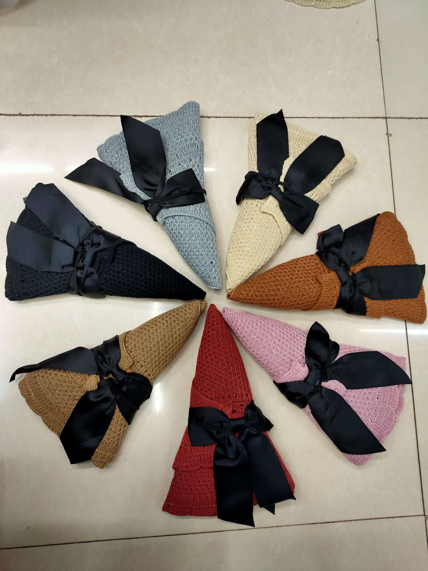 This is a popular beach straw hat for children. It can be folded and woven for sun protection in summer. It is a fresh and cute fisherman's hat with a LACES for sun protection Item Picture