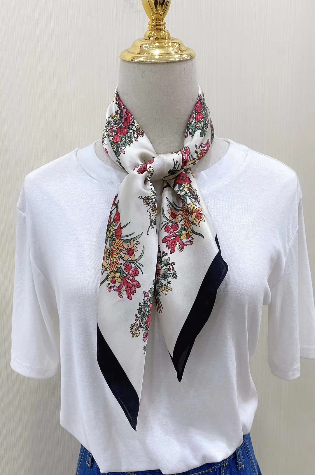 Women's Fashion Trends Can Be Matched Four Seasons With Floral Polyester Small Square Scarves undefined