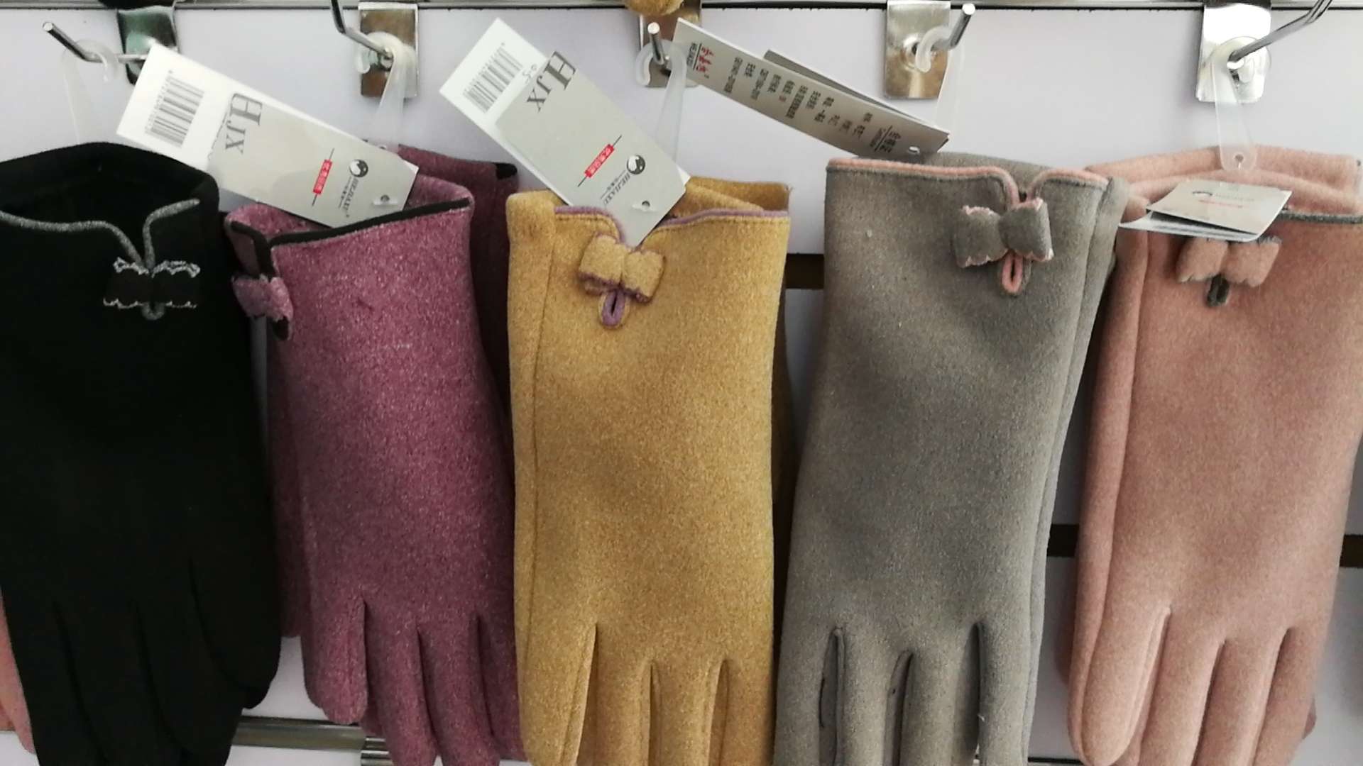 Lady's velvet bow thumbnail