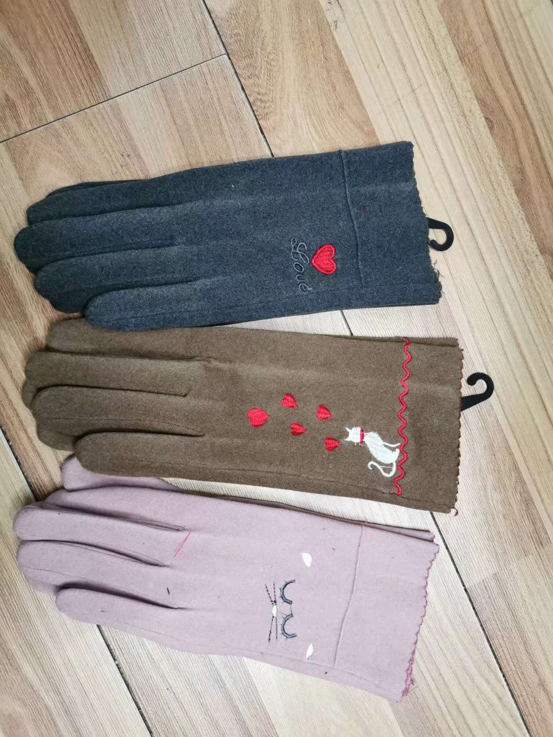 Velvet cartoon embroidered gloves thumbnail