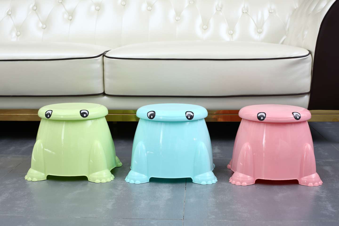 Cartoon frog children's stool Plastic daily-use shaped stool details Picture